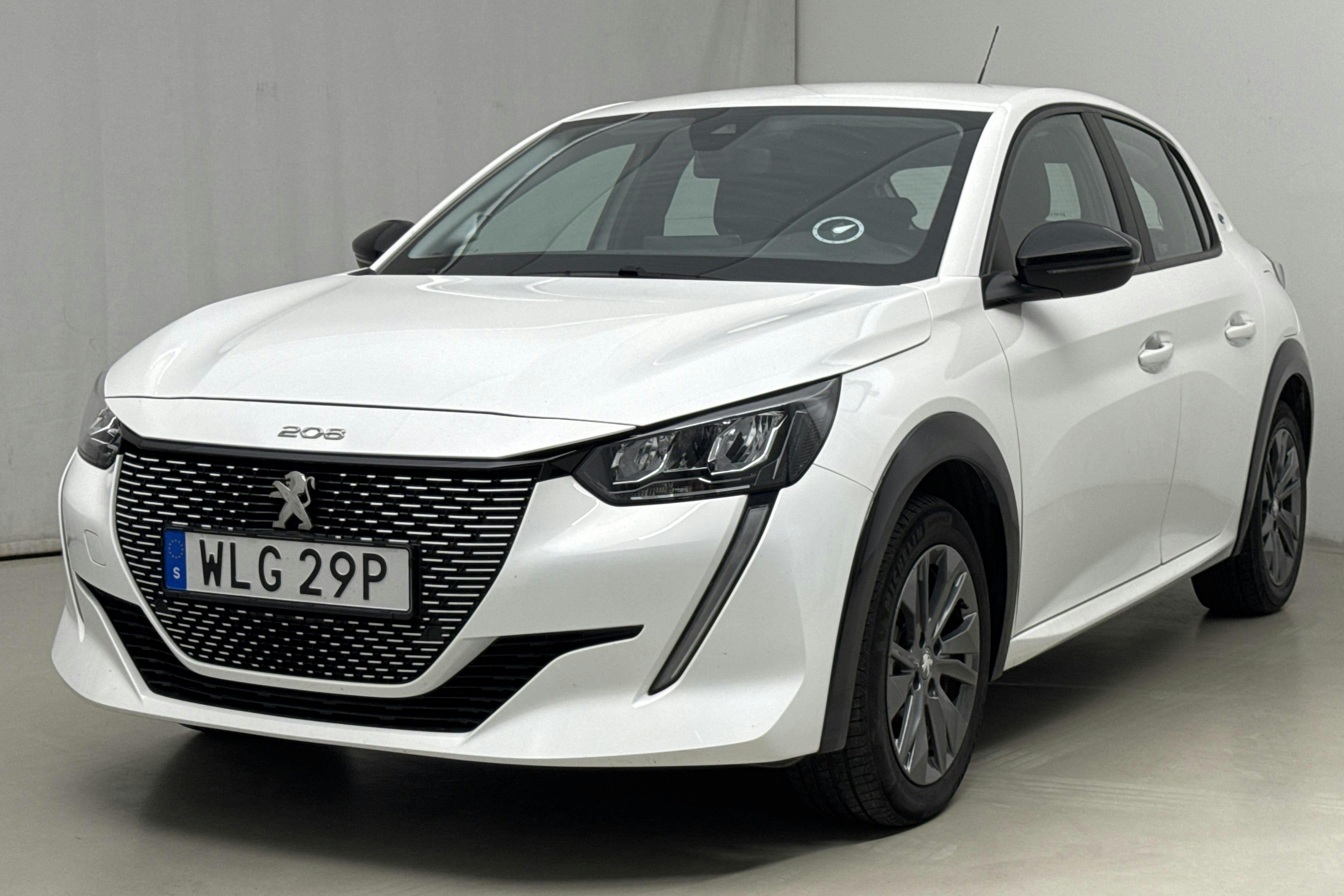 Presentation photo 1 of 16: Peugeot e-208 50 kWh 5dr (136hk) - 42 230 km - Automatic - white - 2022