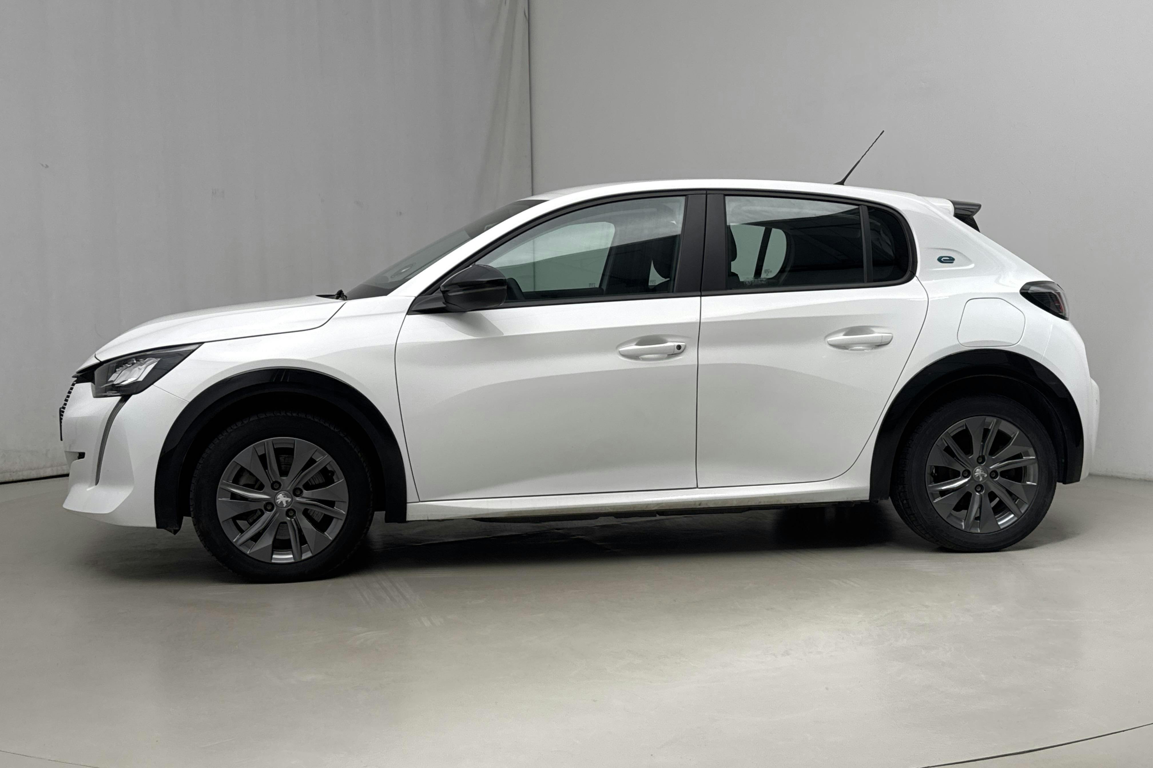 Presentation photo 2 of 16: Peugeot e-208 50 kWh 5dr (136hk) - 42 230 km - Automatic - white - 2022