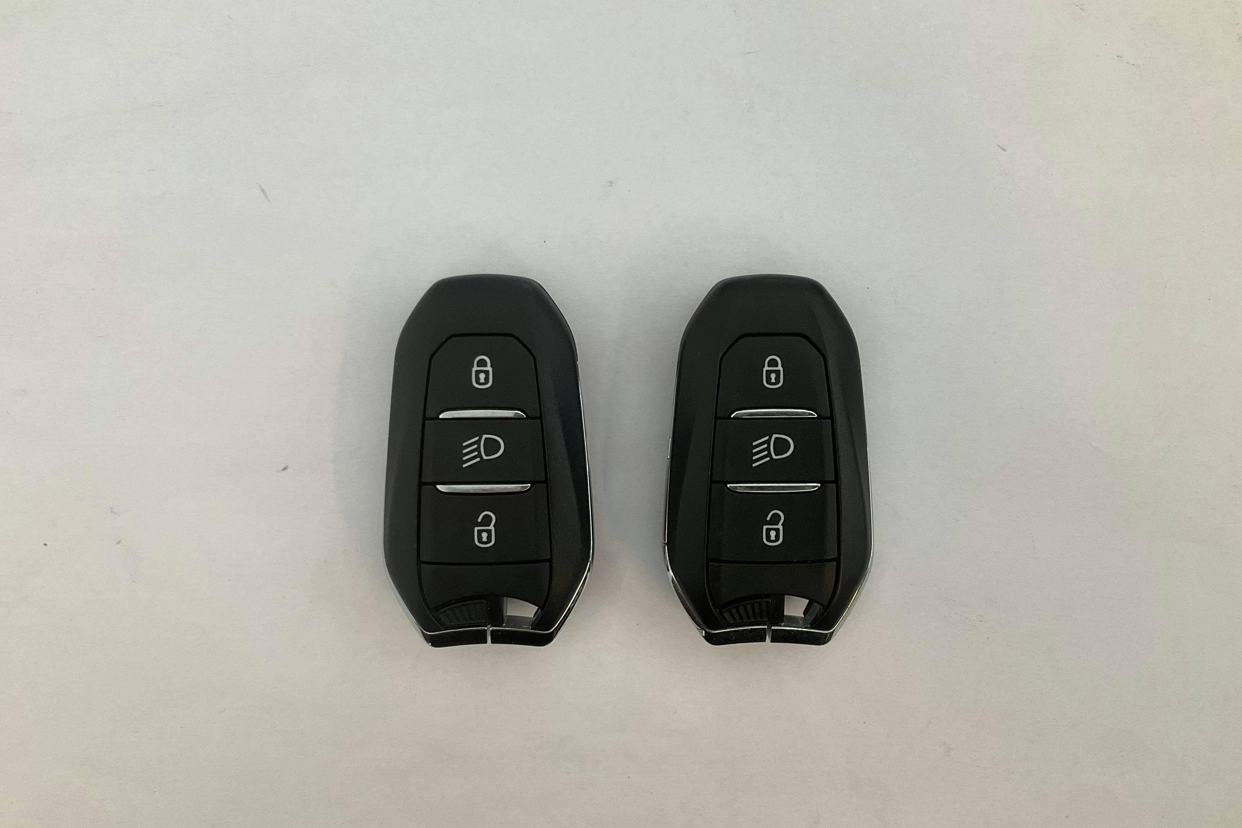 Presentationsfoto 18 av 18: Peugeot e-2008 50 kWh (136hk) - 6 931 mil - Automat - vit - 2021