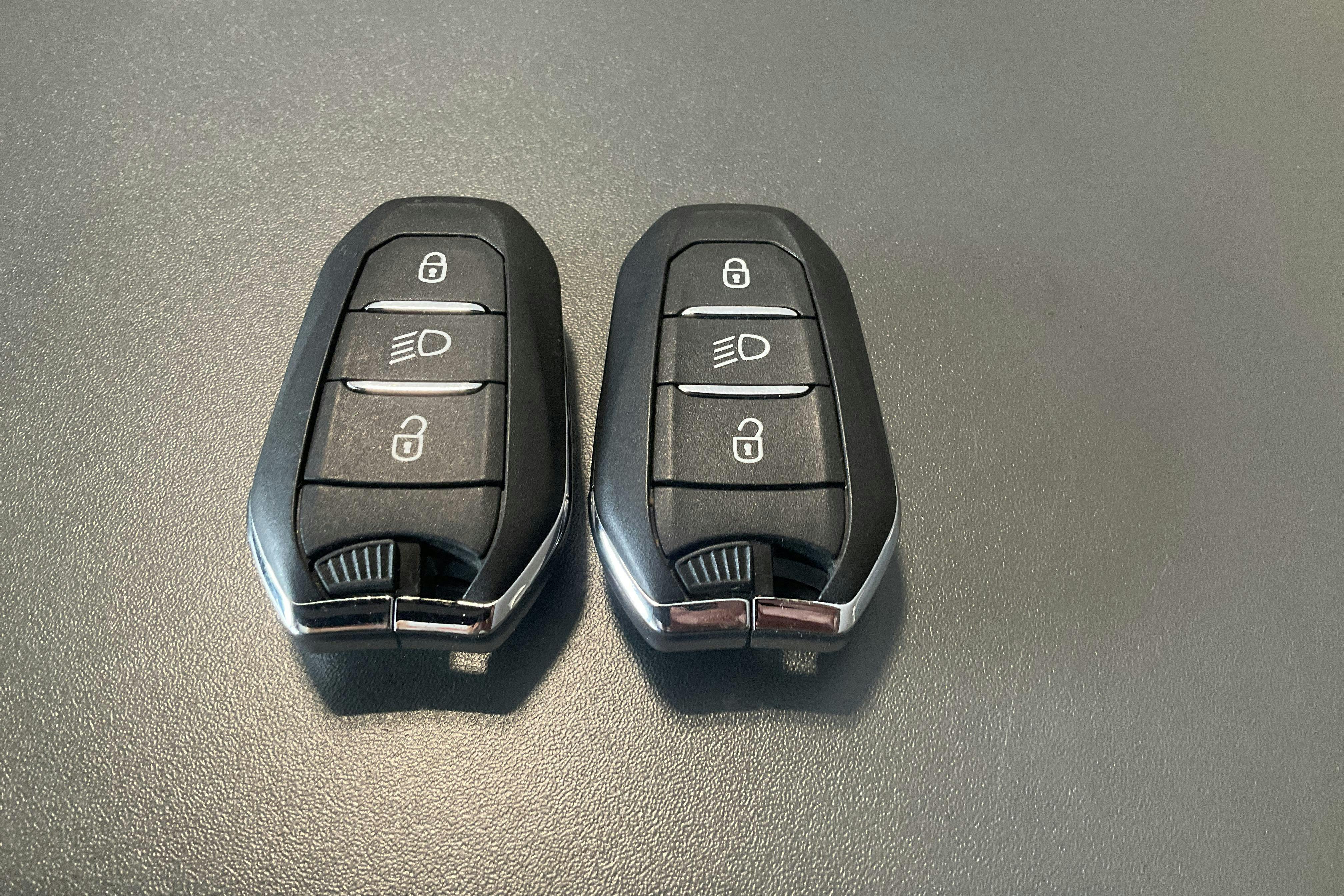 Zdjęcie prezentacyjne 15 z 15: Peugeot e-2008 50 kWh (136hk) - 41 520 km - Automatyczna - Pomarańczowy - 2022