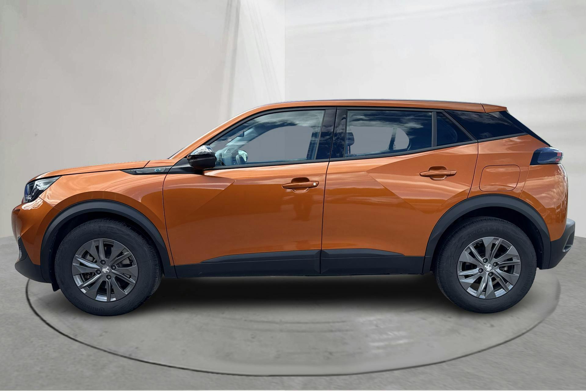 Zdjęcie prezentacyjne 2 z 15: Peugeot e-2008 50 kWh (136hk) - 41 520 km - Automatyczna - Pomarańczowy - 2022