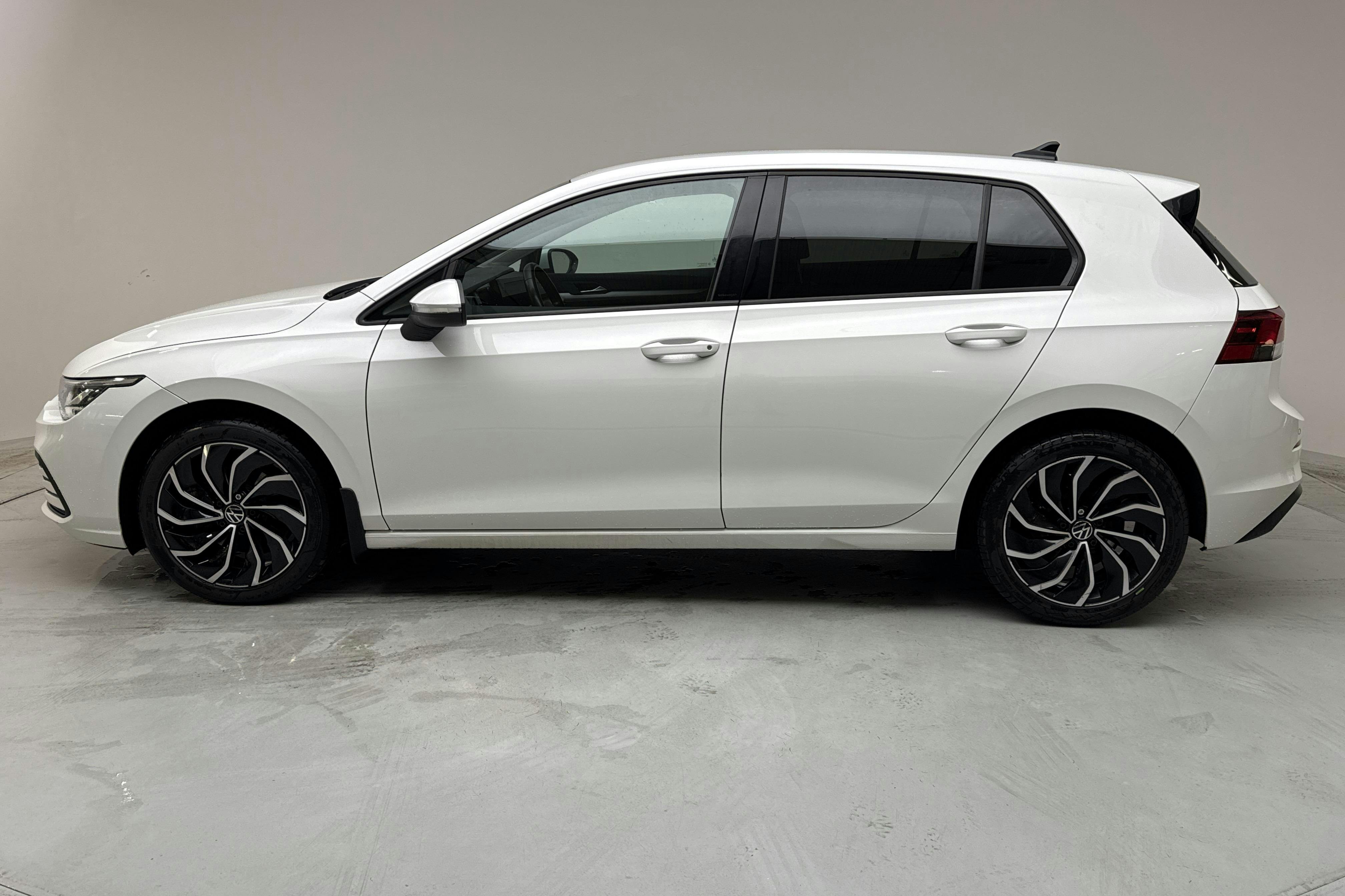 Presentation photo 2 of 12: VW Golf VIII 1.0 TSI 5dr (110hk) - 195 230 km - Automatic - white - 2023