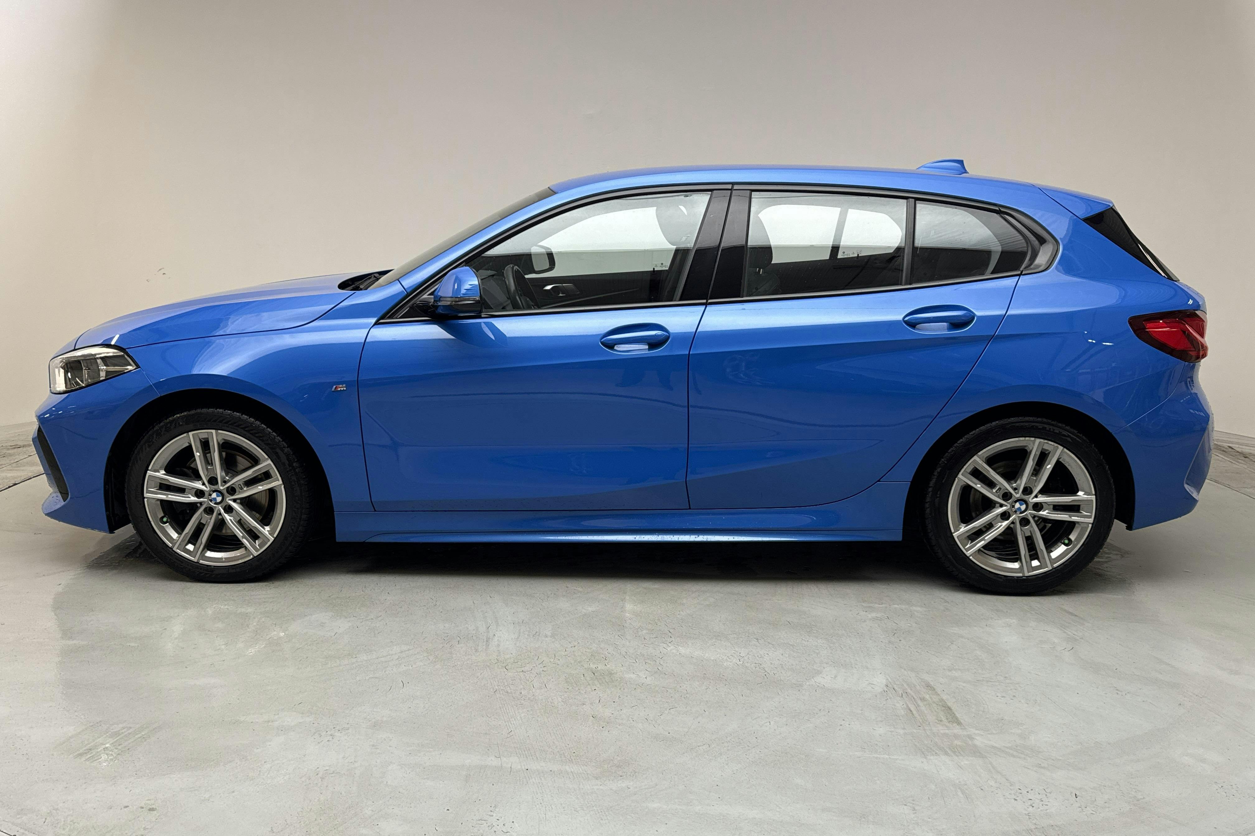 BMW 118i 5dr, F40 (140hk) - 9 955 mil - Automat - blå - 2021