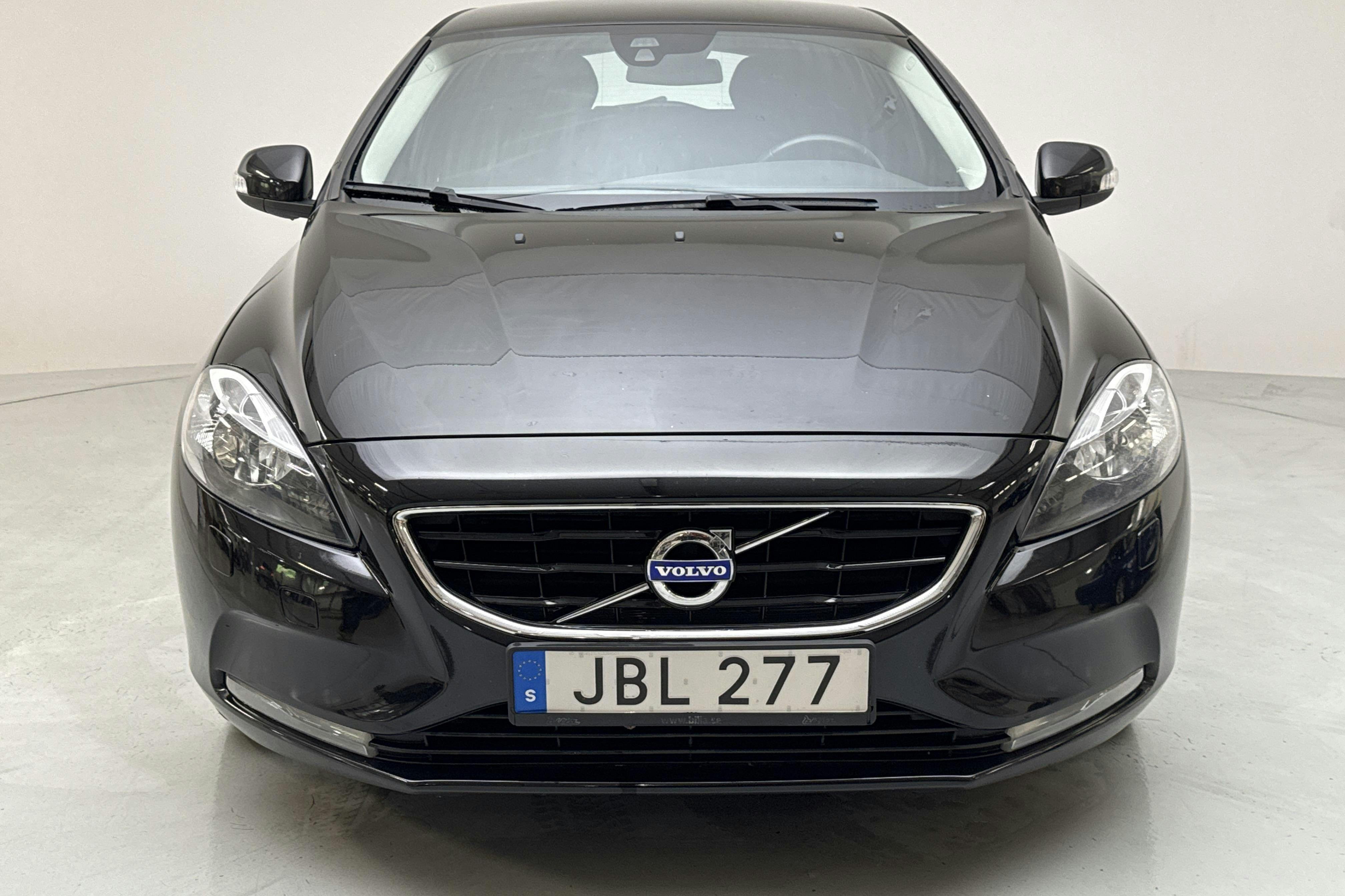 Volvo V40 T2 (122hk) - 10 599 mil - Manuell - svart - 2016