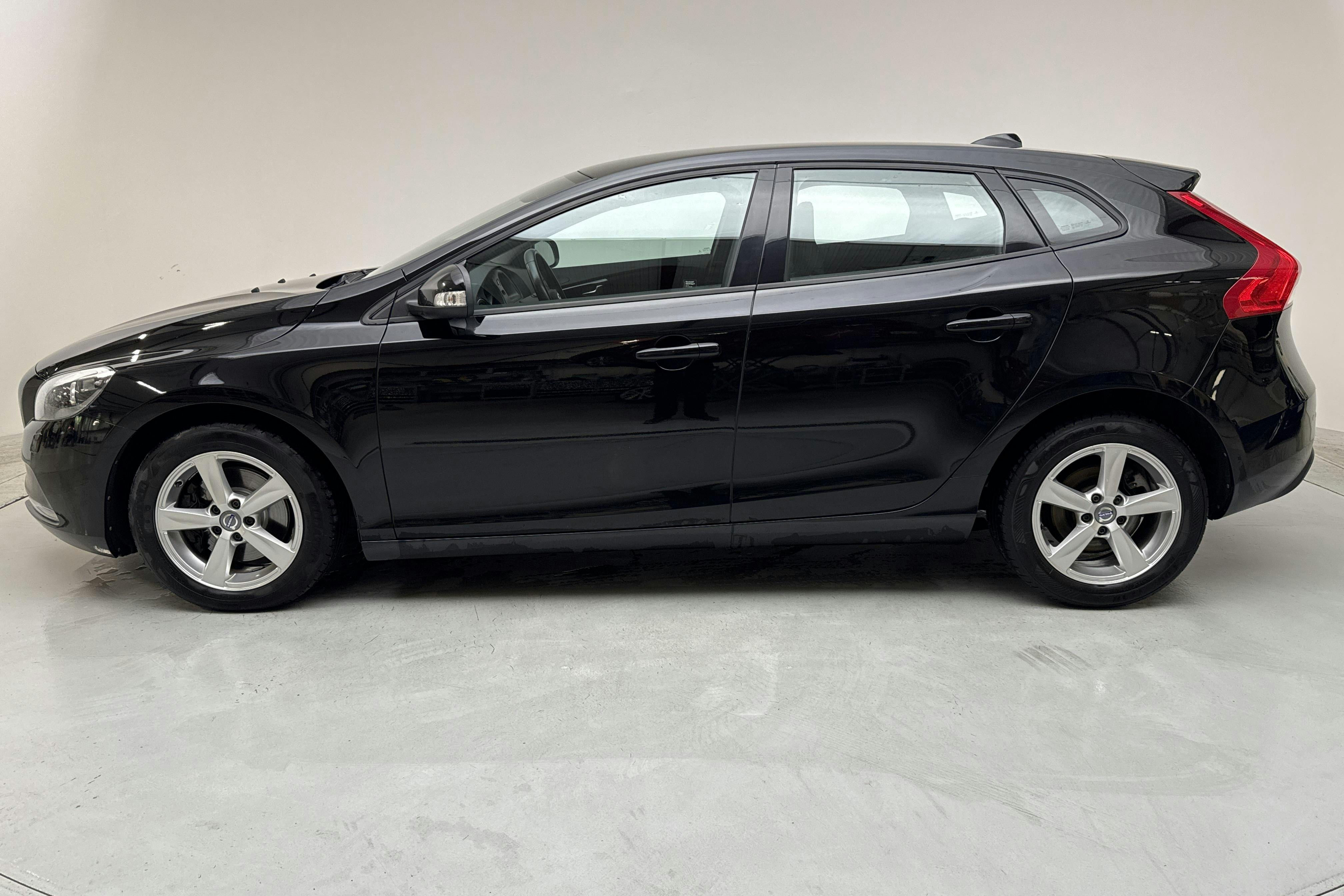 Volvo V40 T2 (122hk) - 10 599 mil - Manuell - svart - 2016