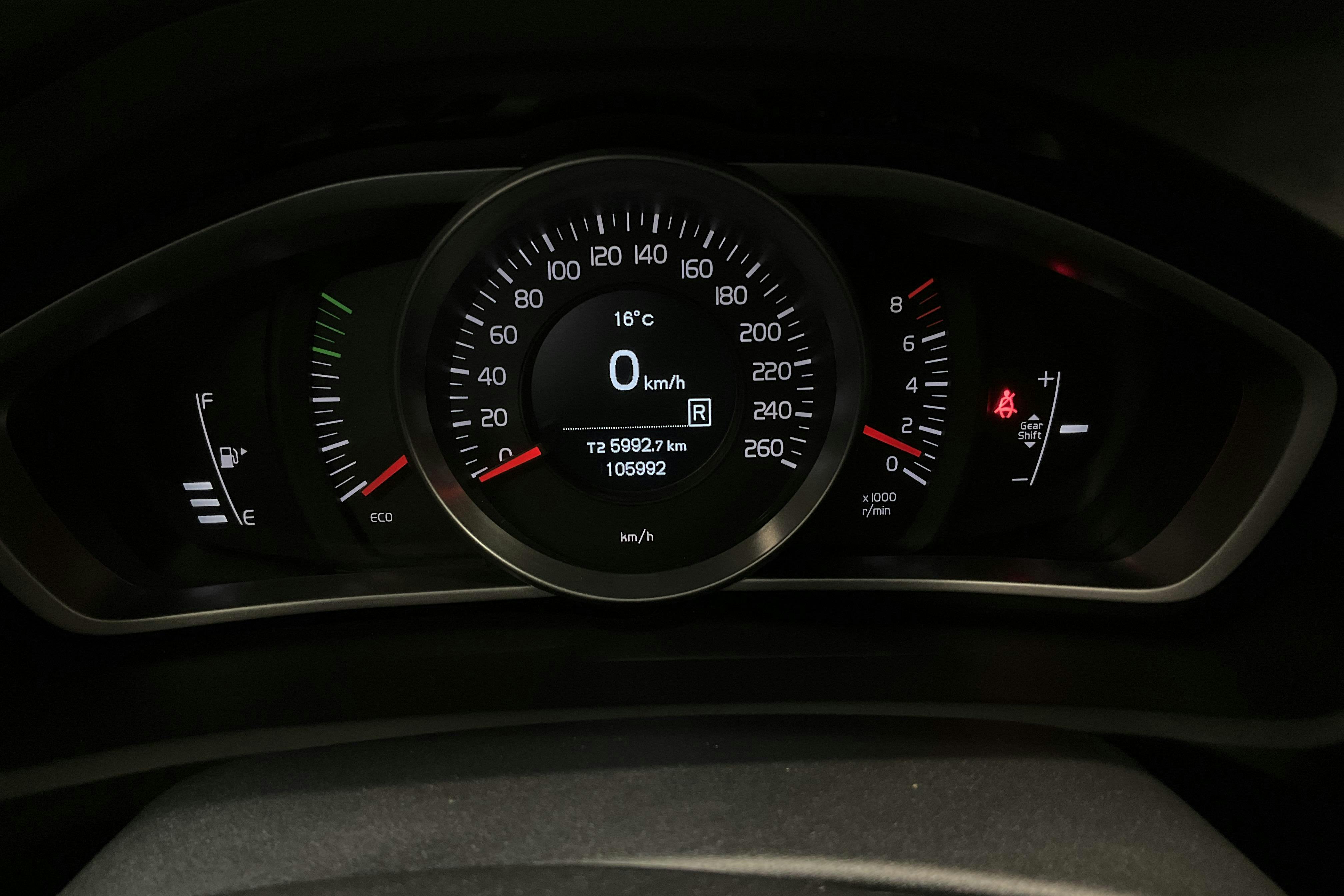 Volvo V40 T2 (122hk) - 10 599 mil - Manuell - svart - 2016