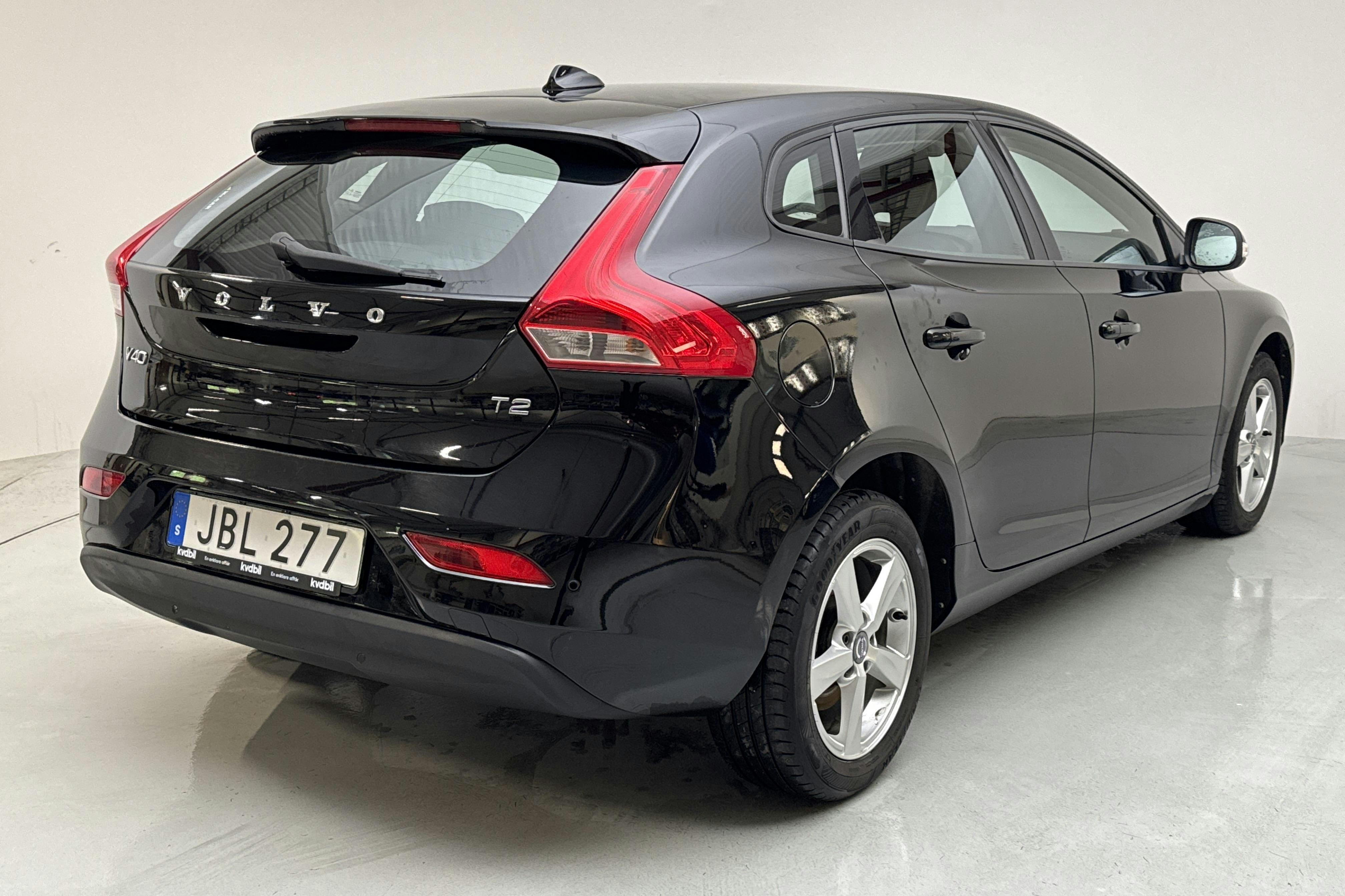 Volvo V40 T2 (122hk) - 10 599 mil - Manuell - svart - 2016