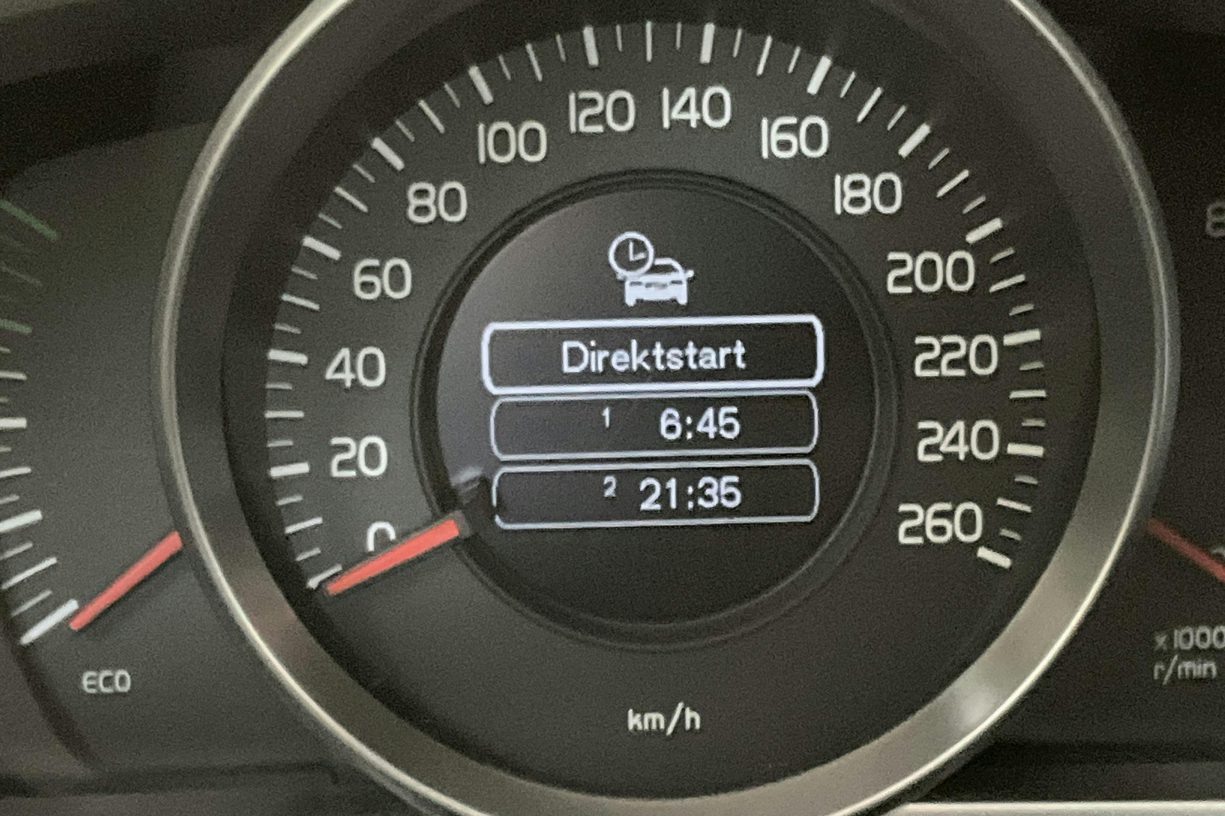 Volvo V40 T2 (122hk) - 10 599 mil - Manuell - svart - 2016