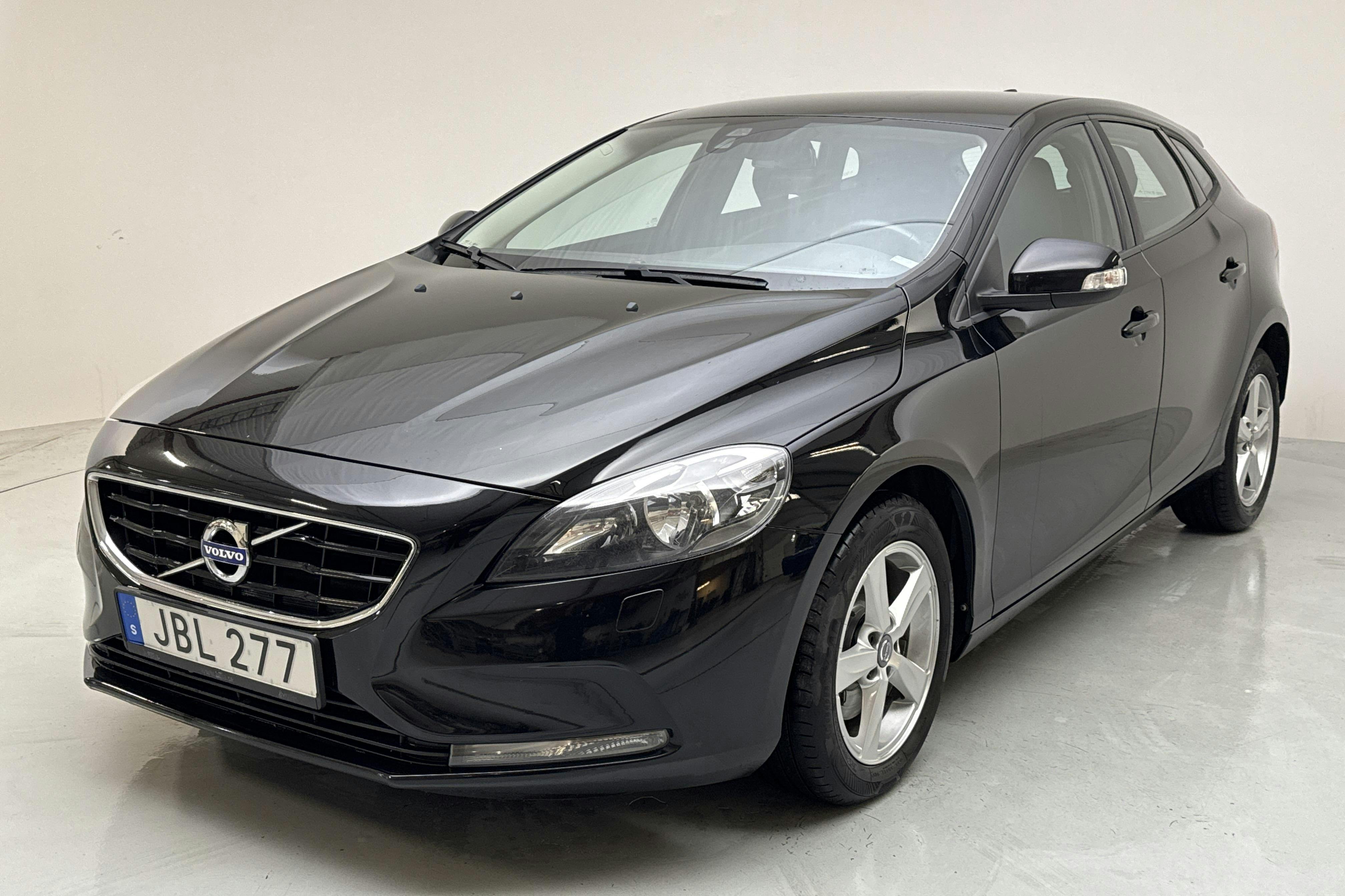 Volvo V40 T2 (122hk) - 10 599 mil - Manuell - svart - 2016