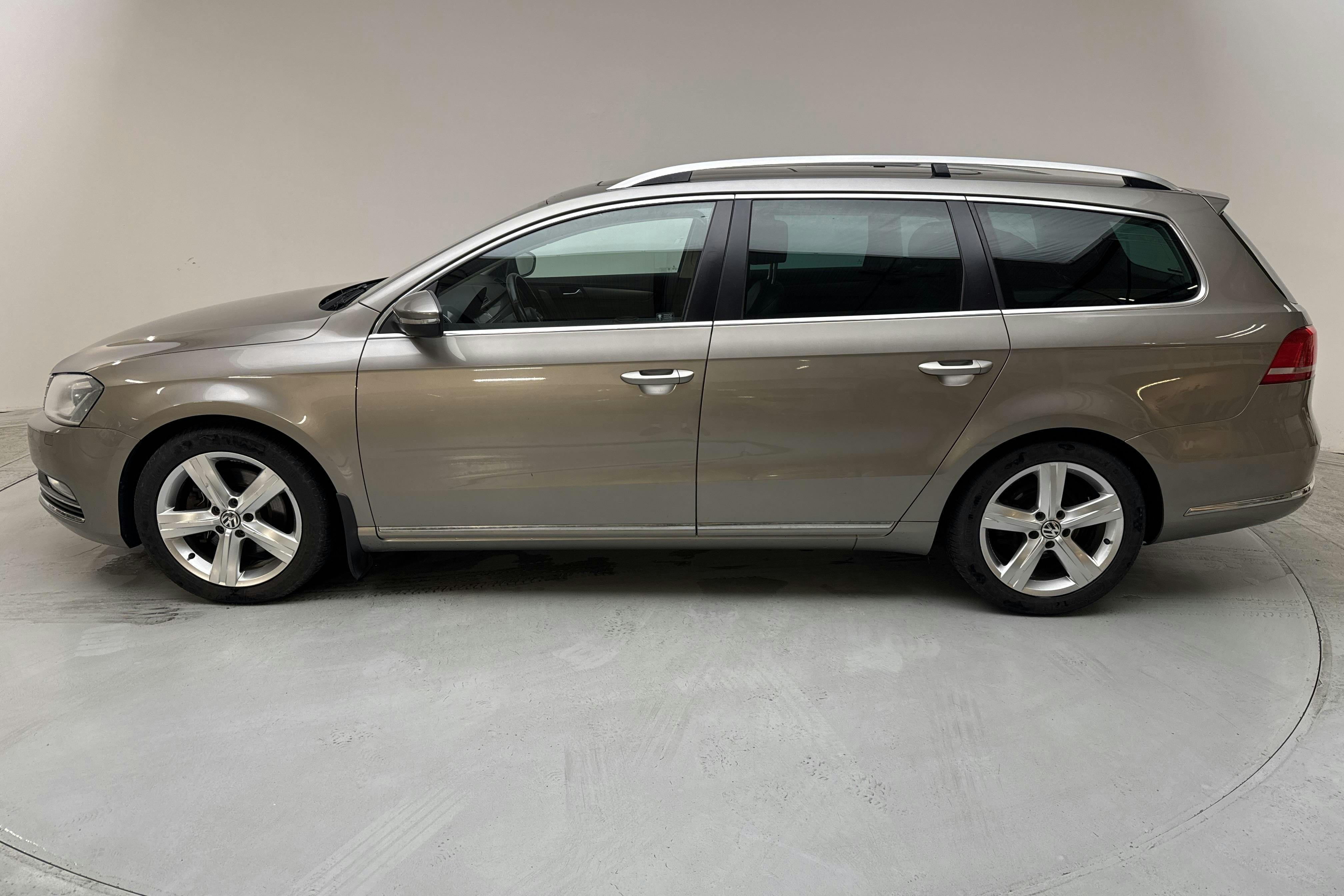 Presentationsfoto 2 av 11: VW Passat 2.0 TDI BlueMotion Technology Variant (170hk) - 17 865 mil - Automat - Light Brown - 2012