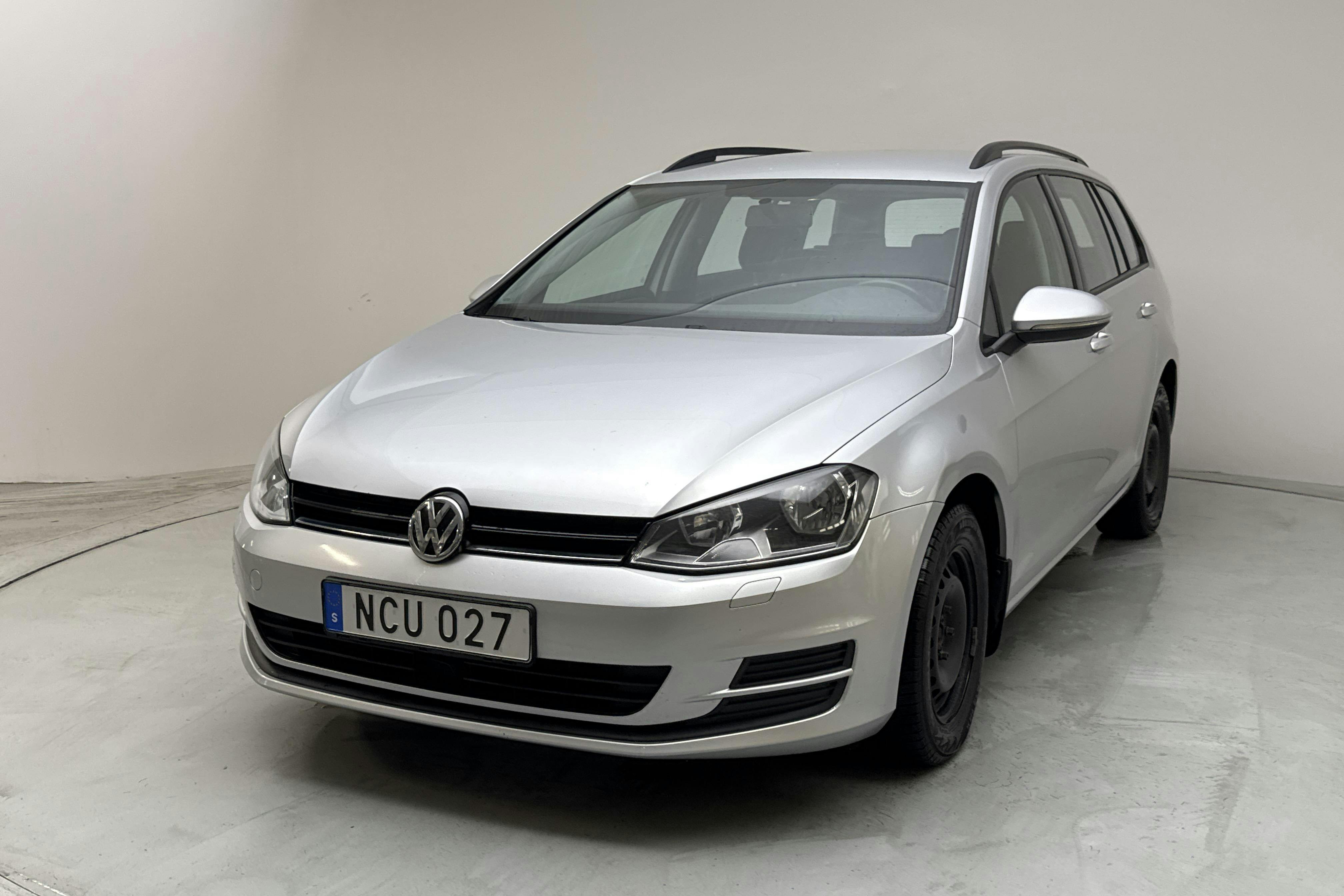 Presentationsfoto 1 av 11: VW Golf VII 1.6 TDI BlueMotion Sportscombi (110hk) - 27 889 mil - Manuell - silver - 2017