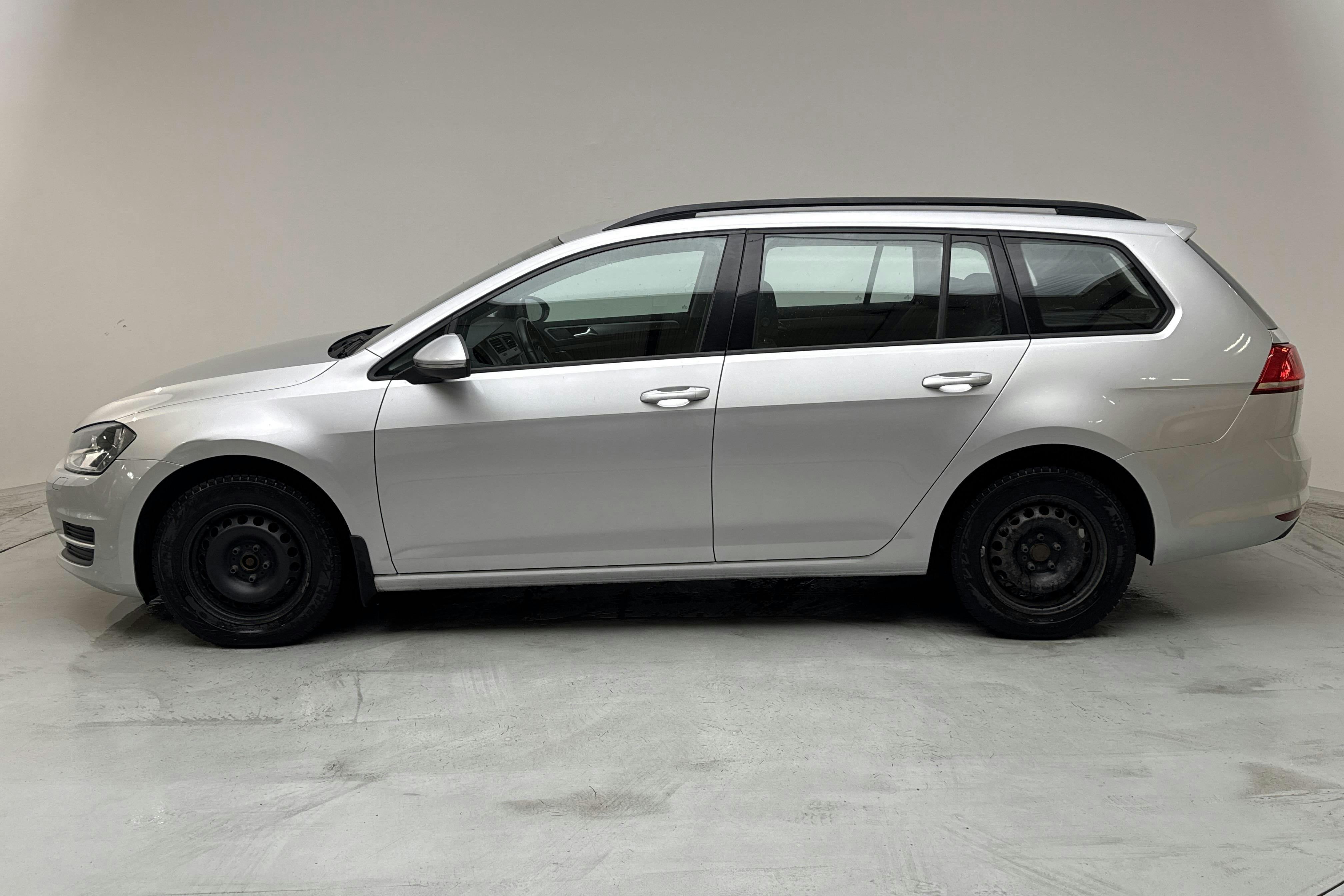 Presentationsfoto 2 av 11: VW Golf VII 1.6 TDI BlueMotion Sportscombi (110hk) - 27 889 mil - Manuell - silver - 2017