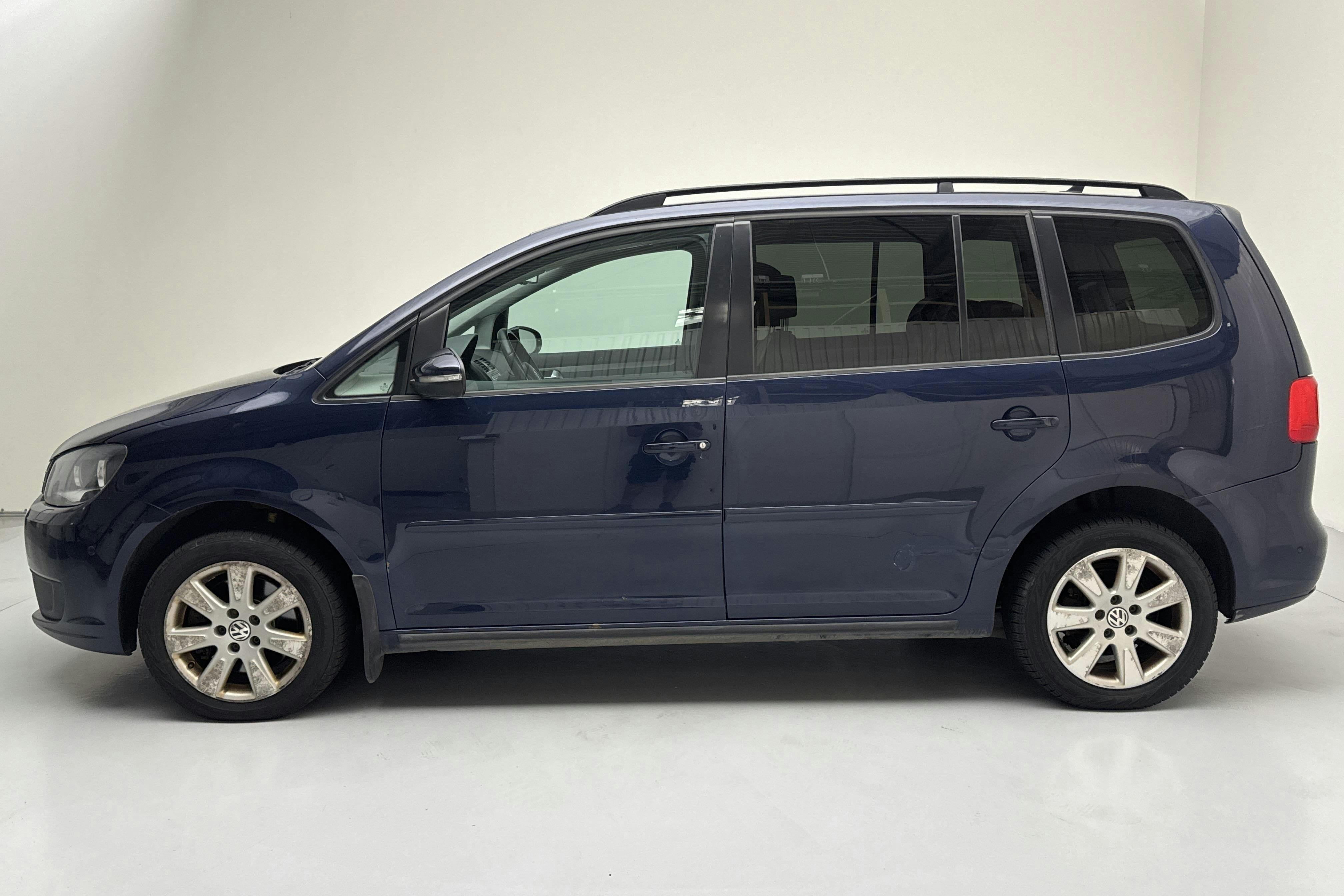 Presentationsfoto 2 av 12: VW Touran 1.4 TGI EcoFuel (150hk) - 62 666 mil - Automat - Dark Blue - 2014