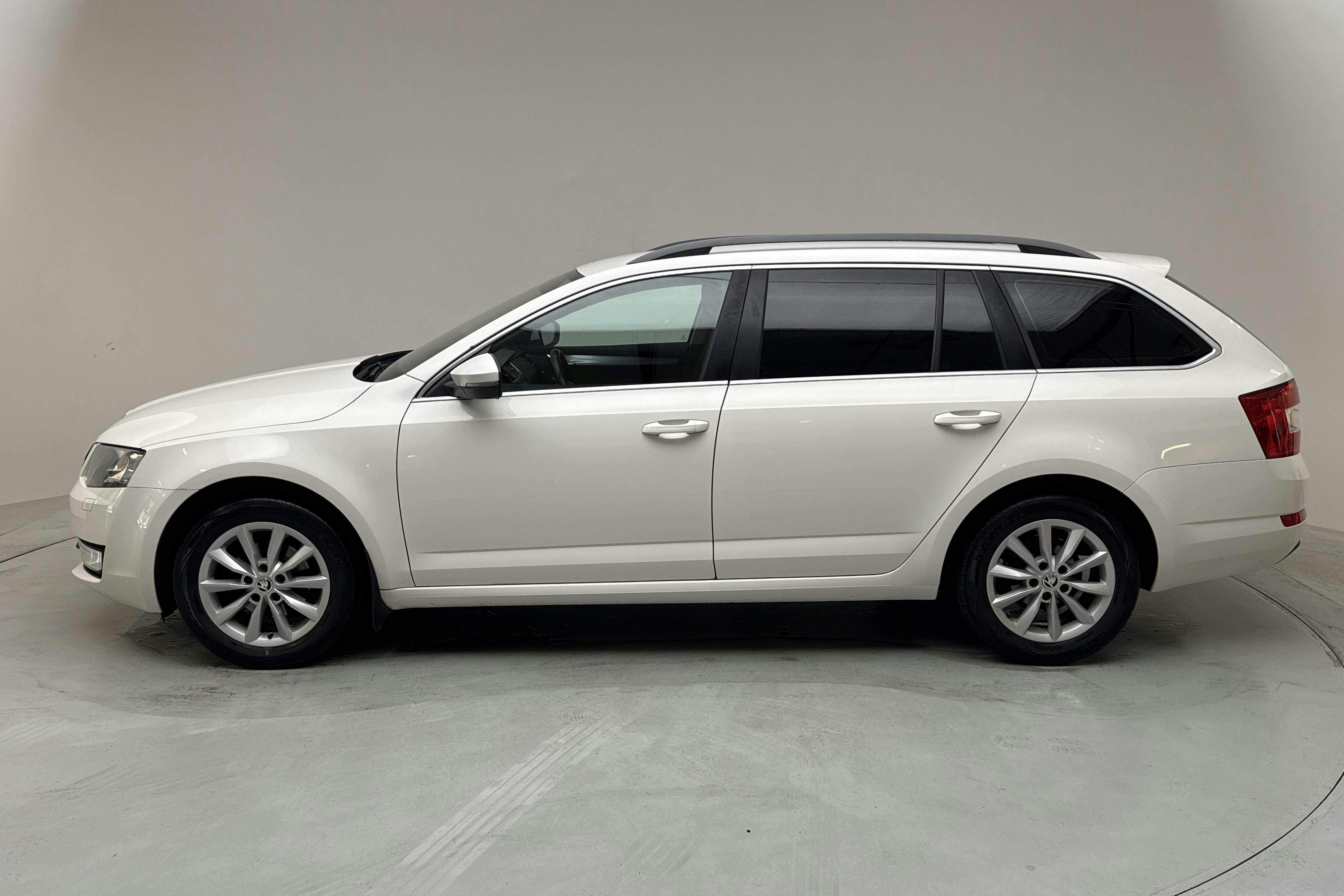Presentationsfoto 2 av 13: Skoda Octavia III 1.2 TSI Combi (105hk) - 12 130 mil - Manuell - vit - 2014