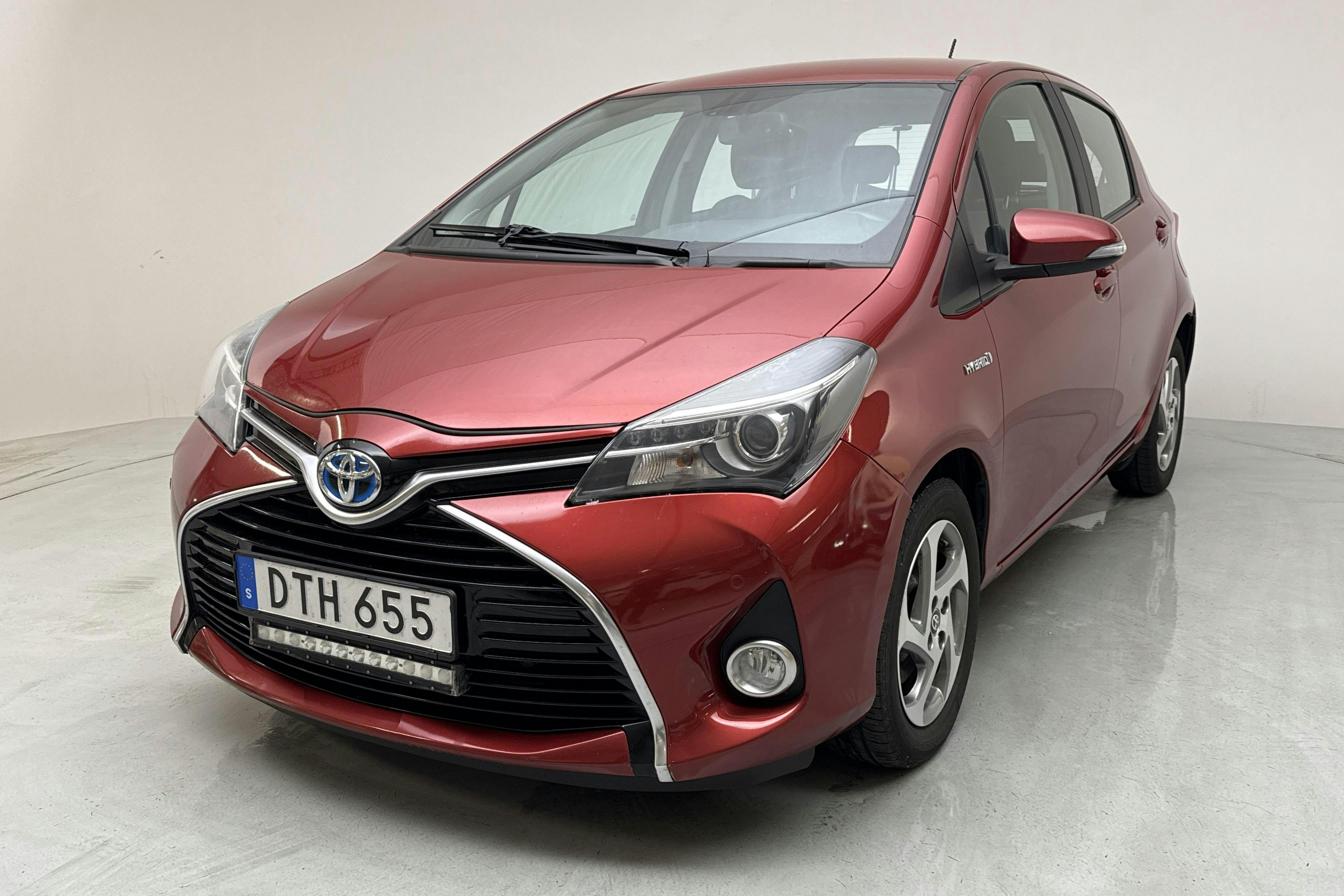Toyota Yaris 1.5 HSD 5dr (75hk) - 11 660 mil - Automat - röd - 2015