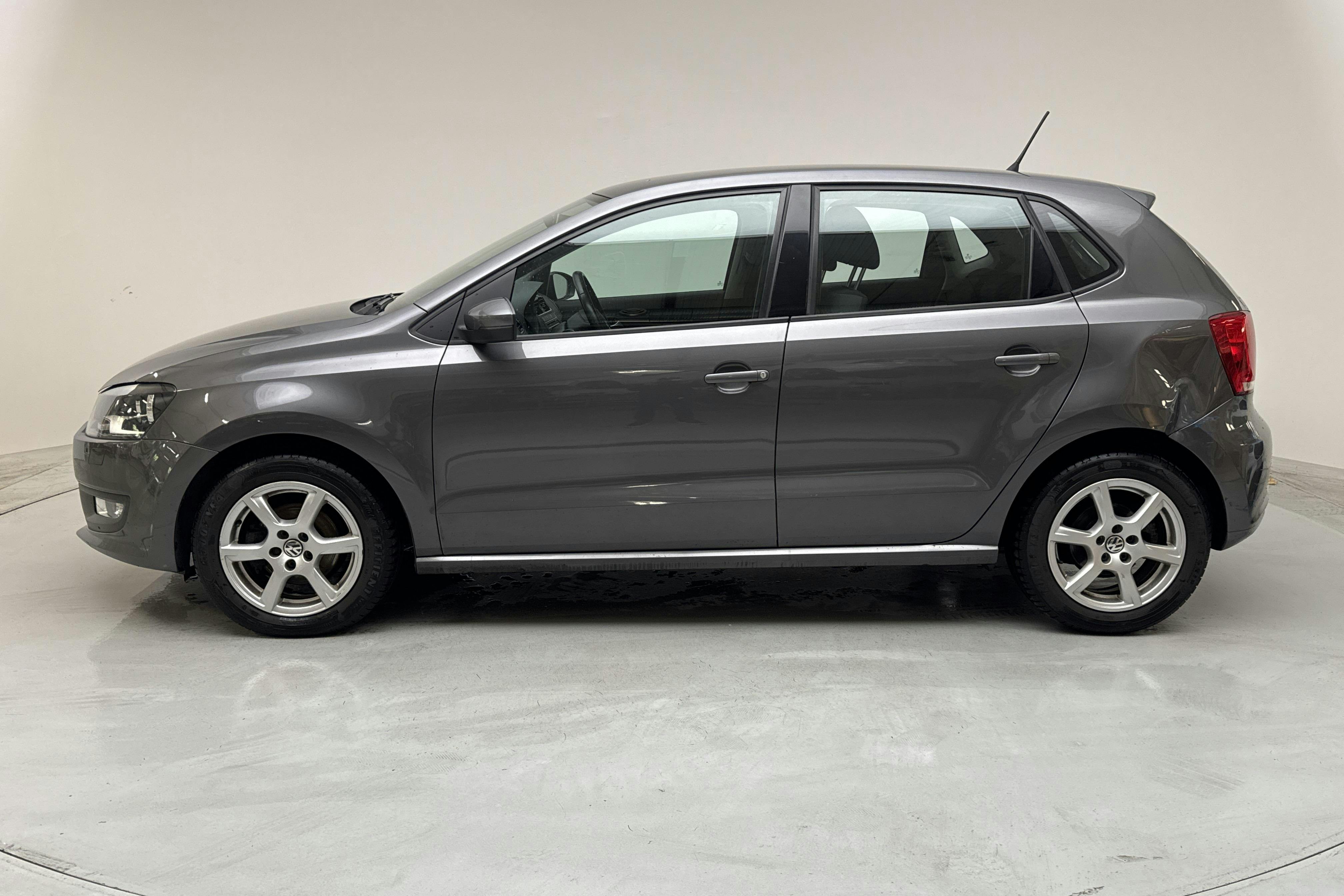 Esitlusfoto 2 aadressil 12: VW Polo 1.6 TDI 5dr (90hk) - 114 340 km - Käsitsi - Dark Grey - 2012