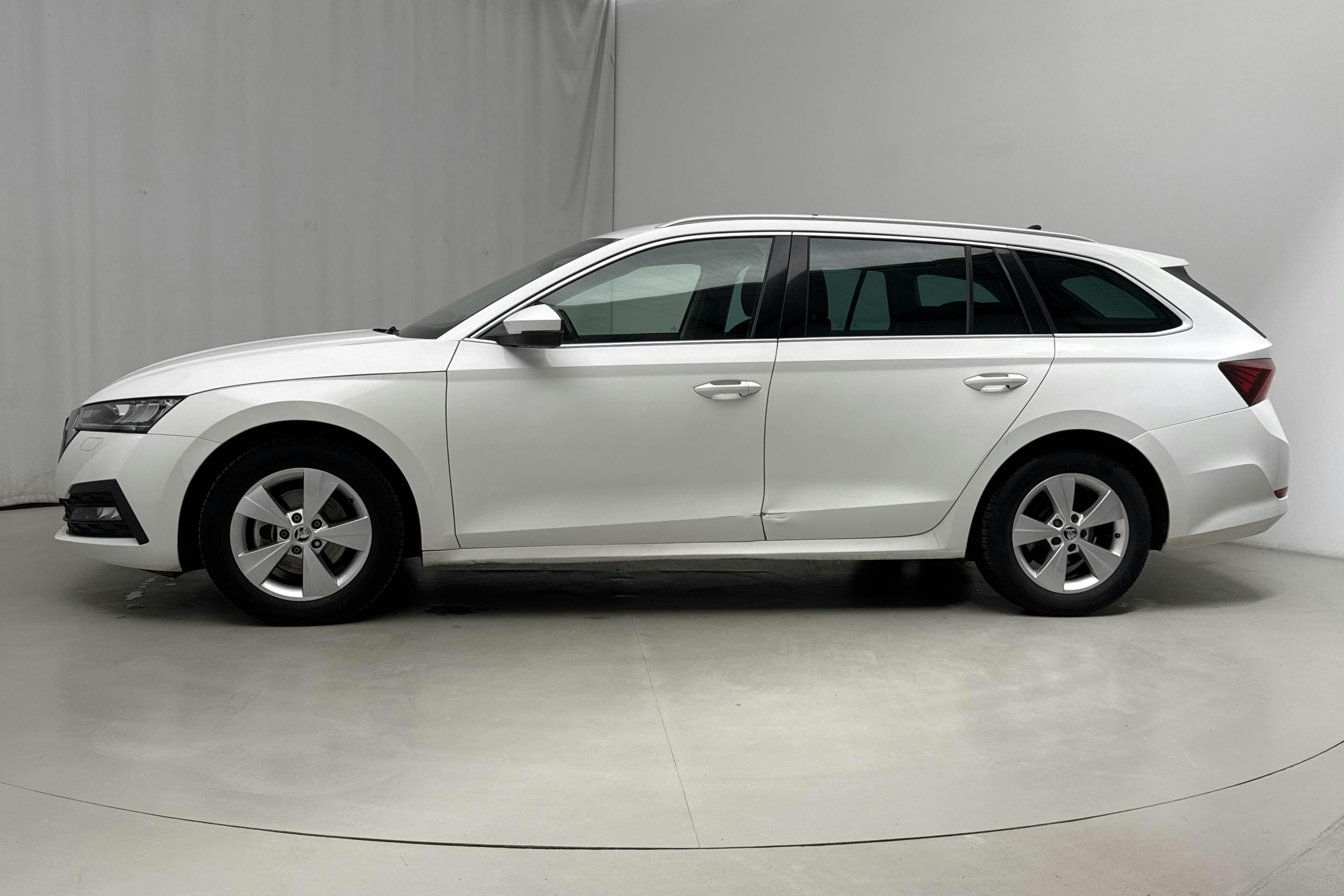 Presentationsfoto 2 av 17: Skoda Octavia G-TEC 1.5 TSI Combi (130hk) - 13 120 mil - Automat - vit - 2021