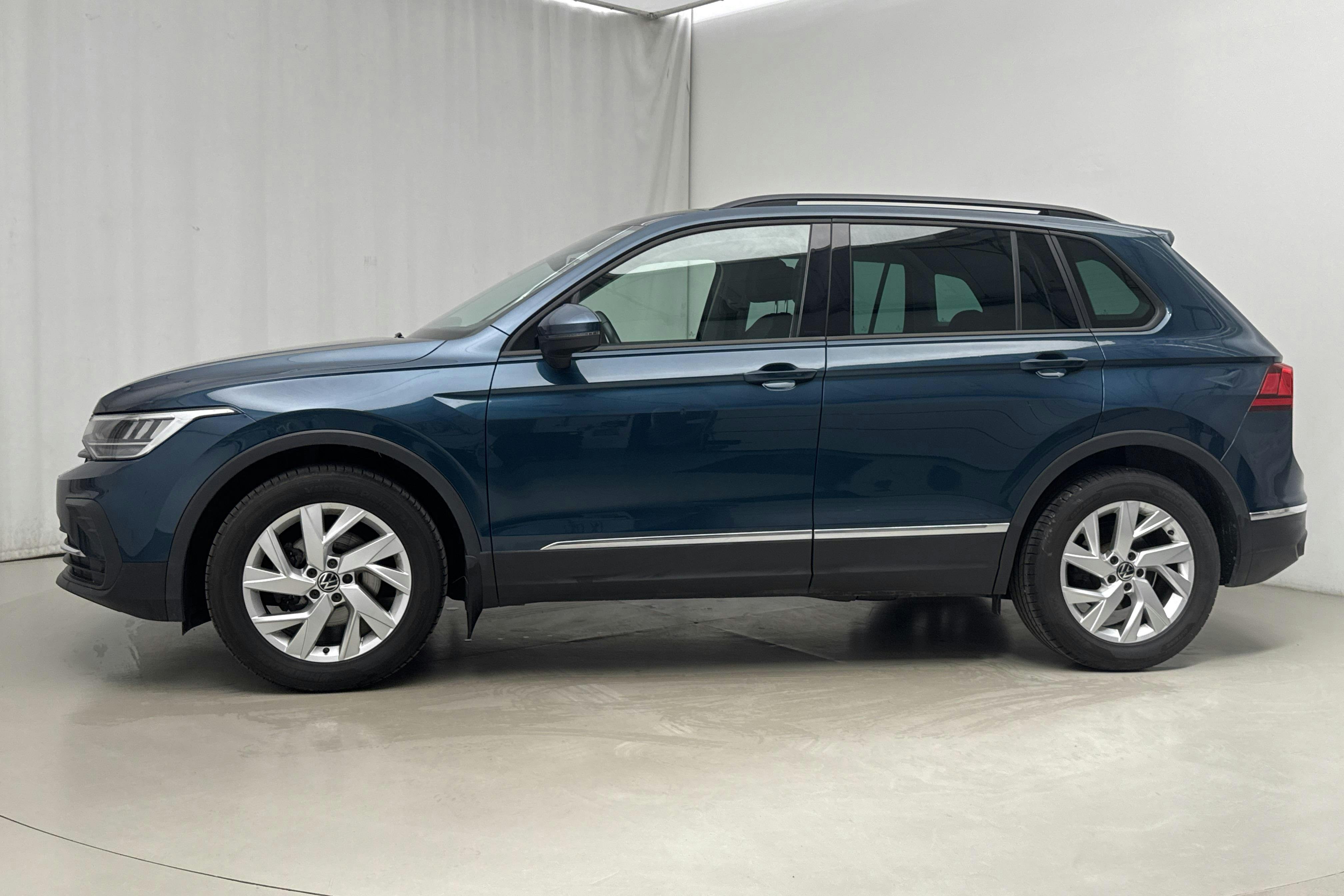 Presentation photo 2 of 15: VW Tiguan 1.5 TSI (150hk) - 61 200 km - Automatic - Dark Blue - 2022