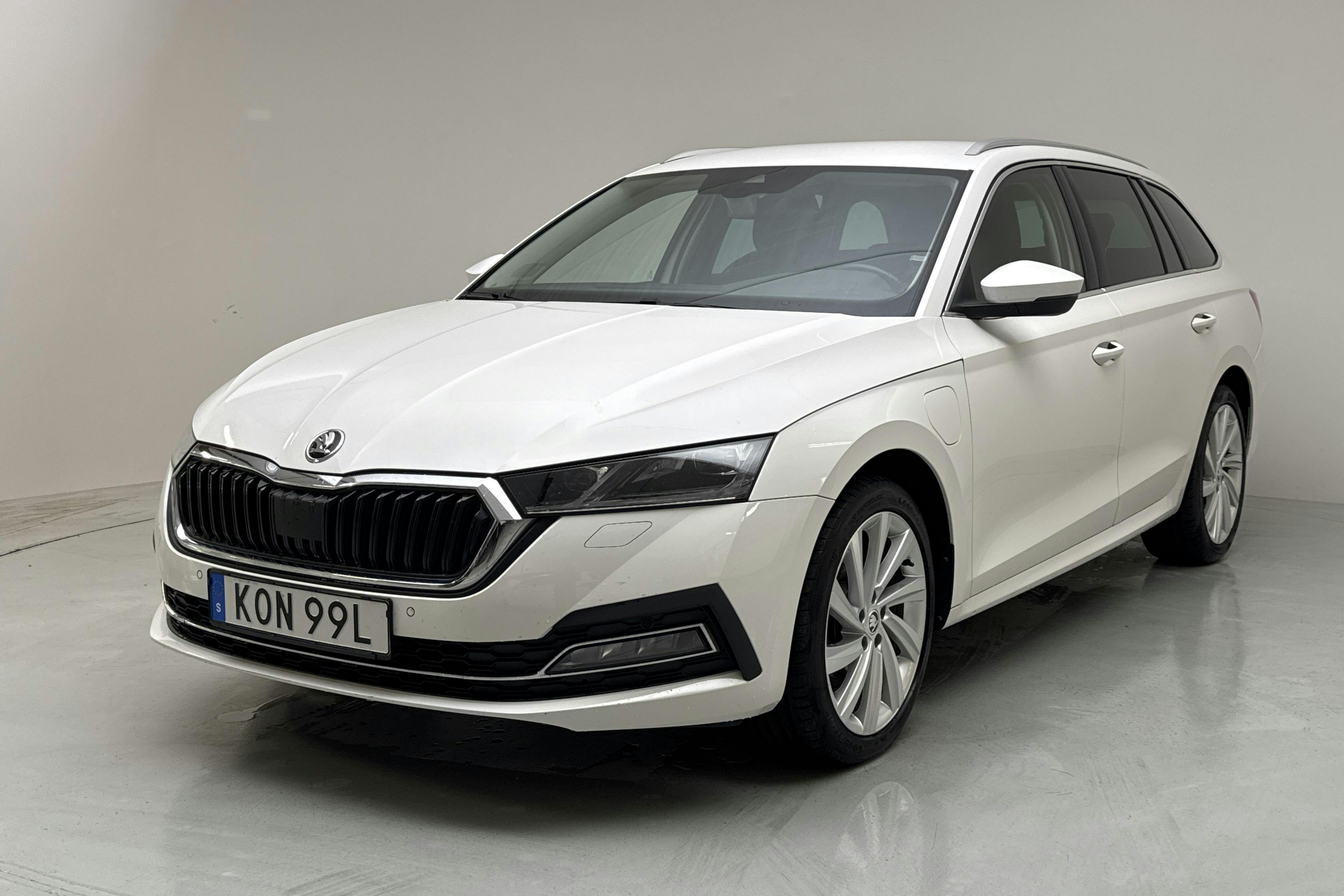 Presentationsfoto 1 av 16: Skoda Octavia 1.4 iV PHEV Combi (204hk) - 5 226 mil - Automat - vit - 2021