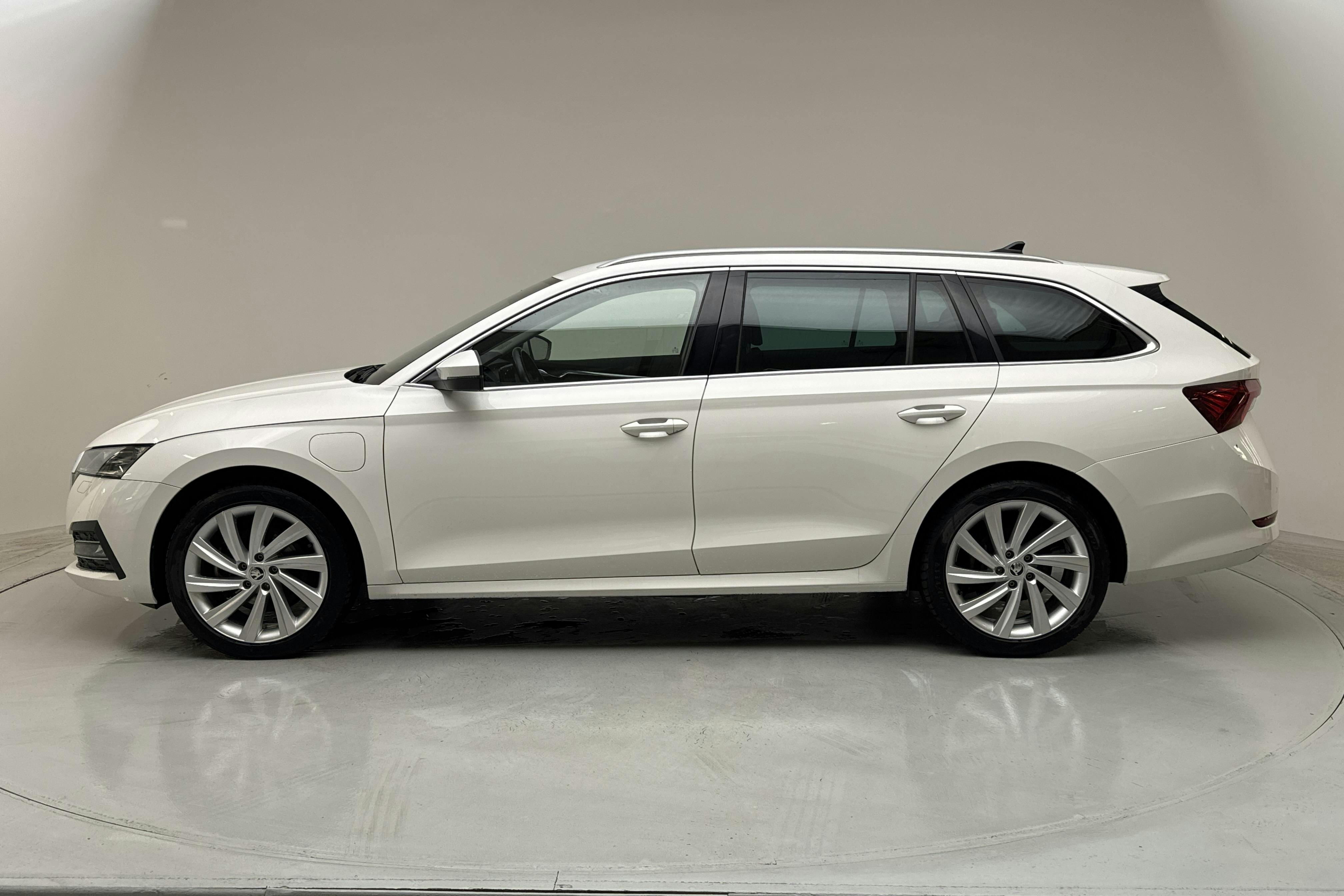 Presentationsfoto 2 av 16: Skoda Octavia 1.4 iV PHEV Combi (204hk) - 5 226 mil - Automat - vit - 2021