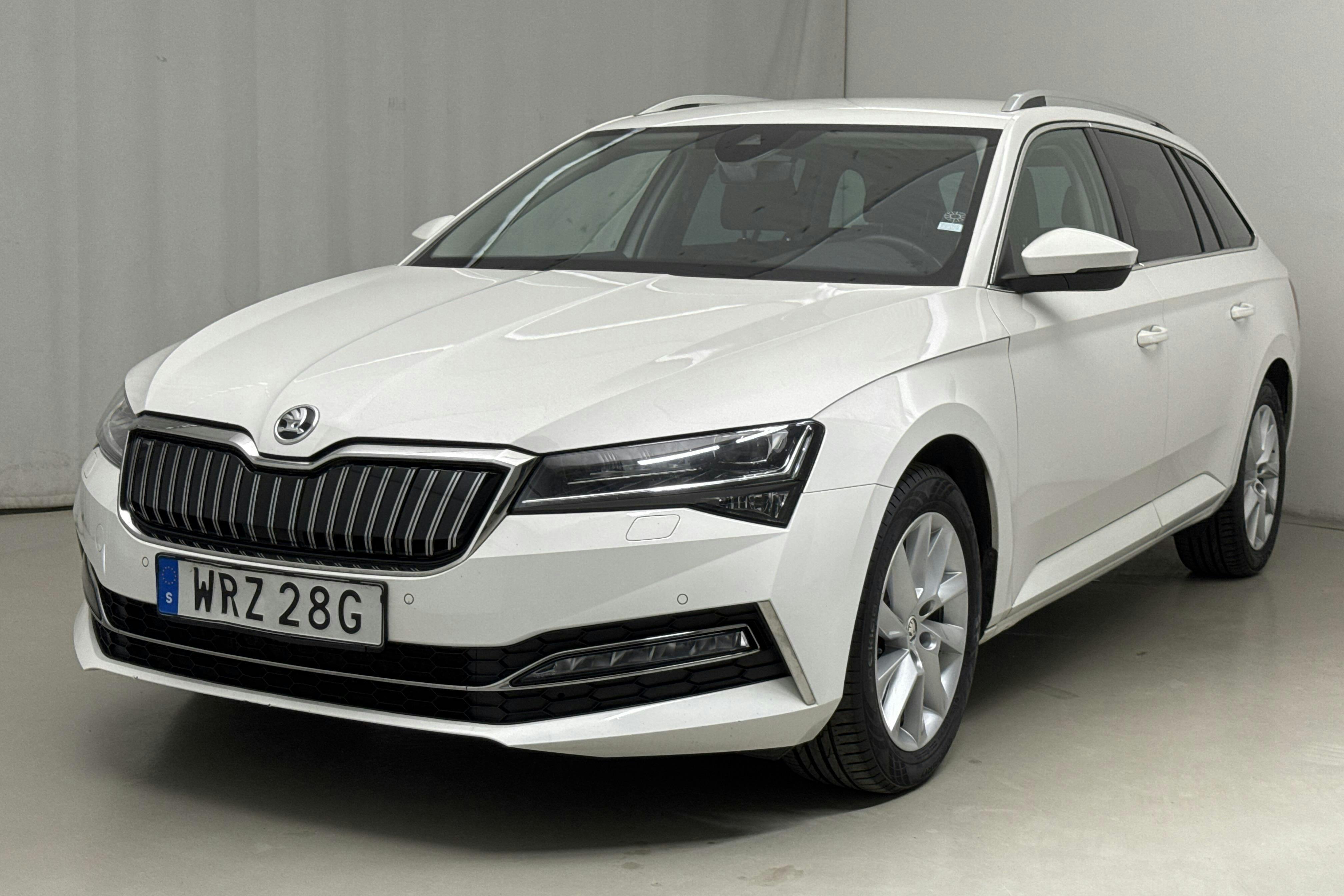 Skoda Superb 1.4 TSI PHEV Kombi (218hk) - 11 326 mil - Automat - vit - 2021