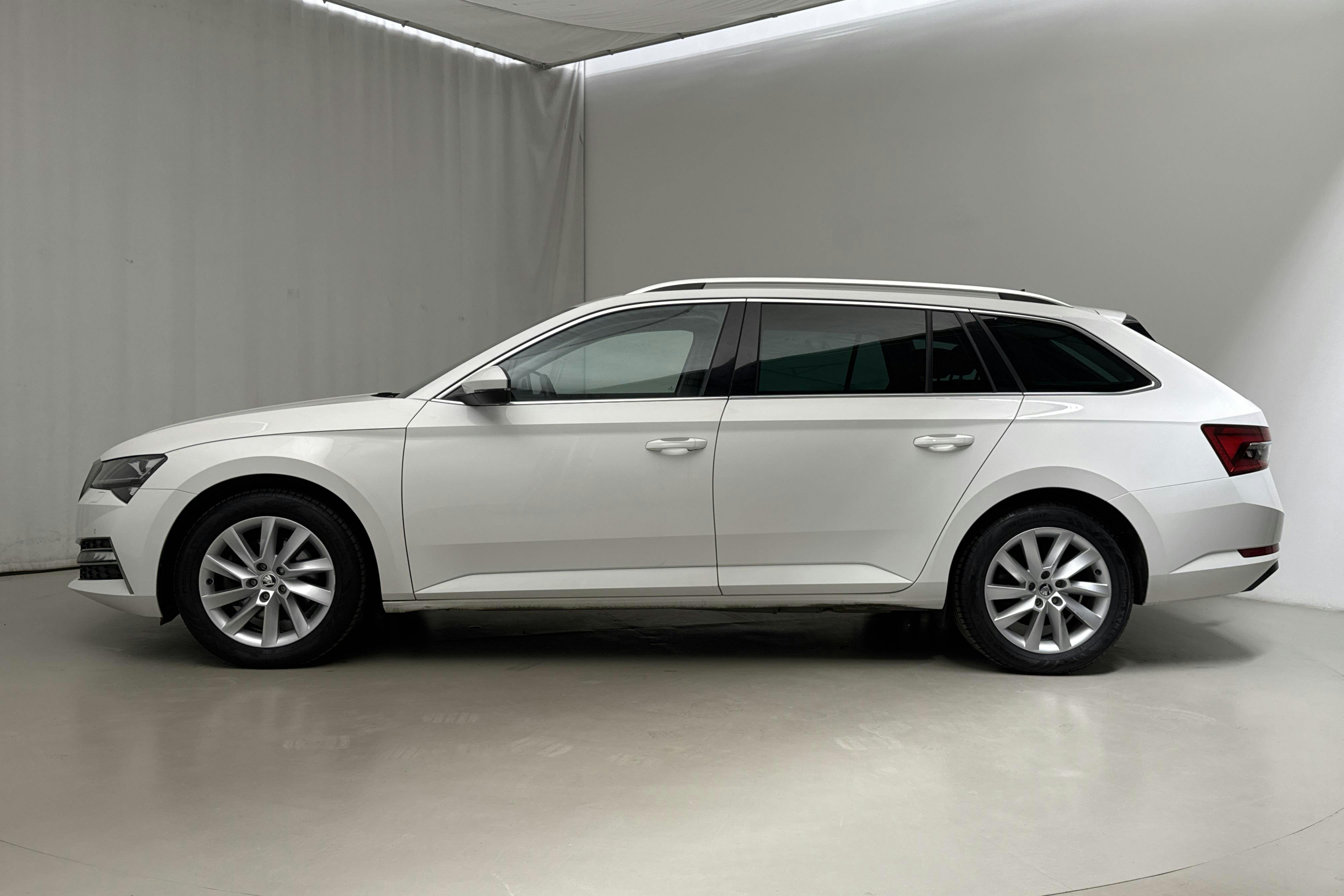 Esitlusfoto 2 aadressil 21: Skoda Superb 1.4 TSI PHEV Kombi (218hk) - 113 260 km - Automaatne - valge - 2021