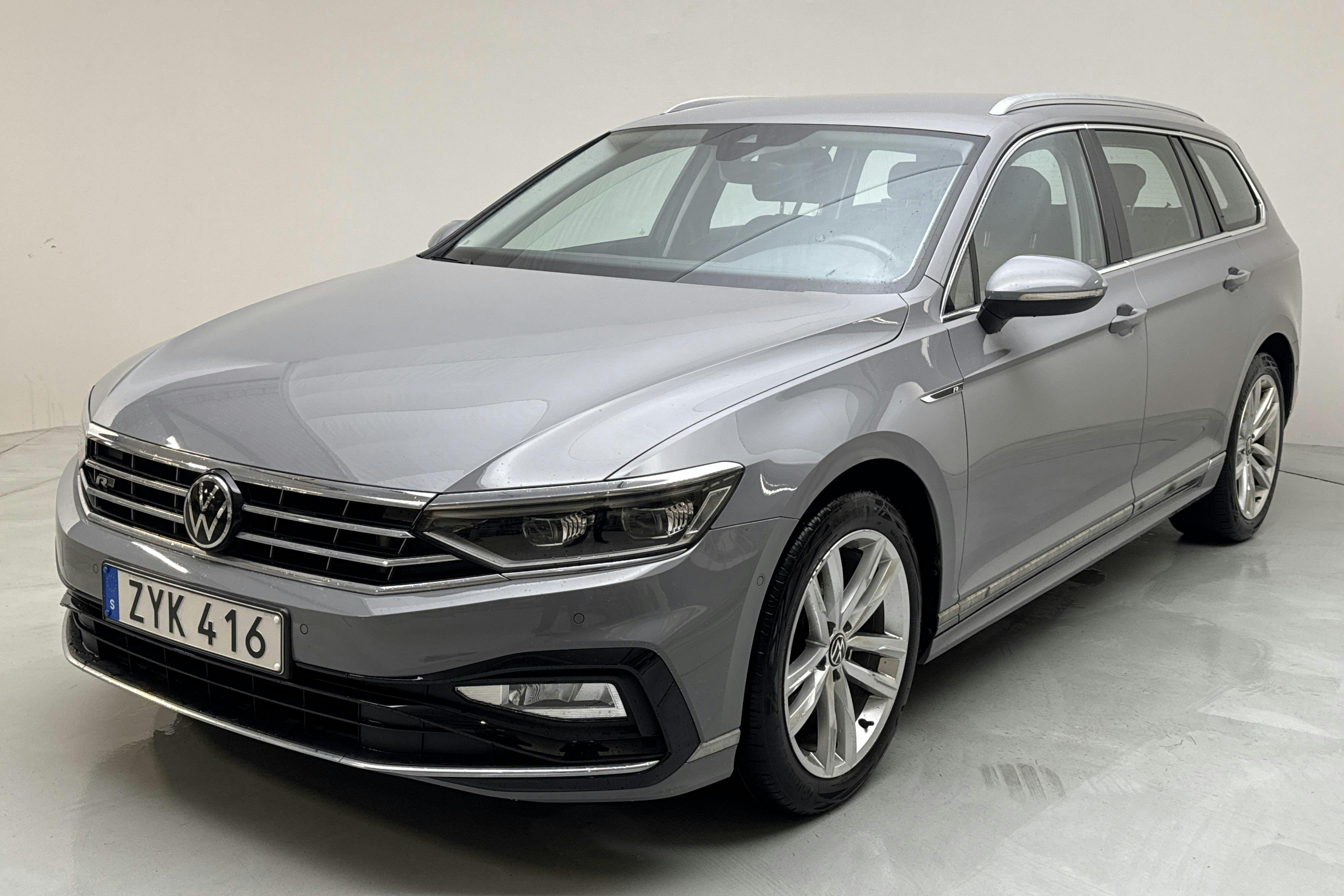 Presentationsfoto 1 av 14: VW Passat 2.0 TDI Sportscombi 4Motion (200hk) - 5 102 mil - Automat - grå - 2022