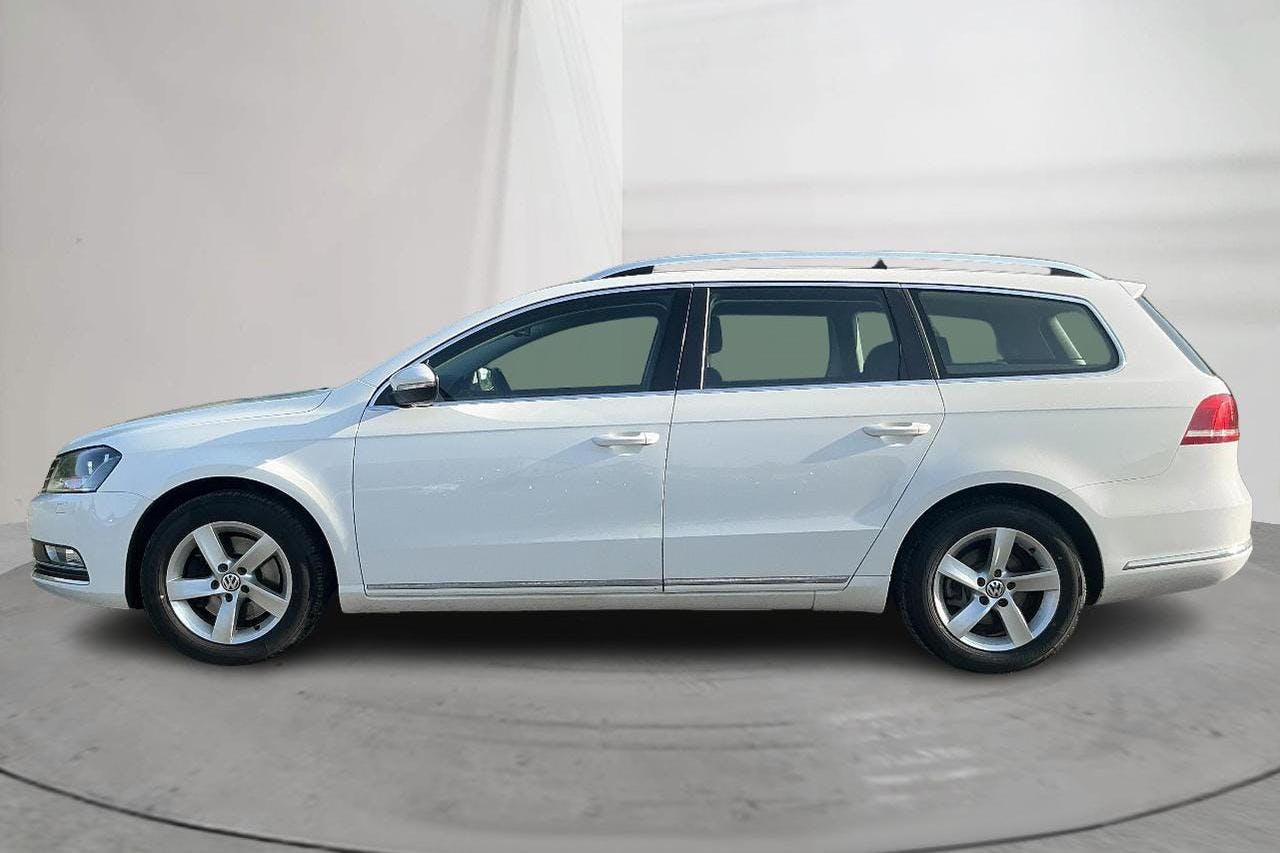 Presentationsfoto 2 av 14: VW Passat 1.4 TSI EcoFuel Variant (150hk) - 7 900 mil - Automat - vit - 2015