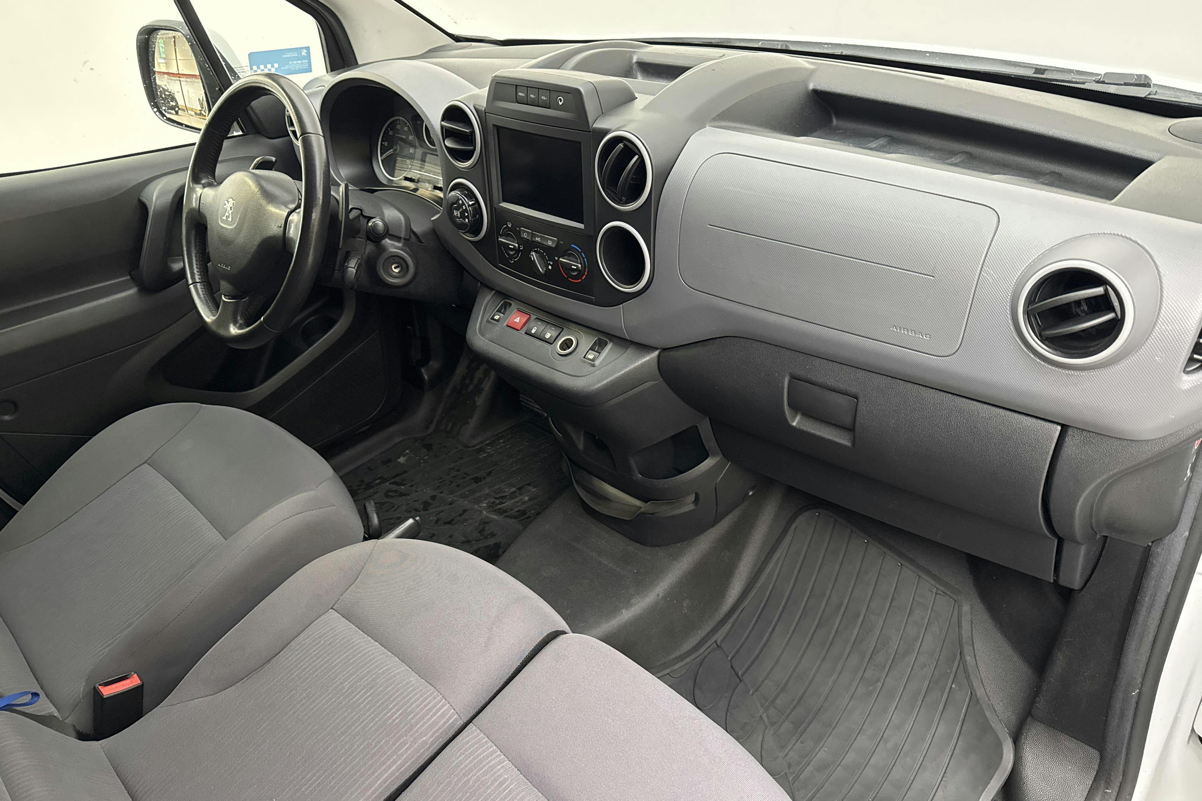 Peugeot Partner 1.6 BlueHDI Skåp (100hk) - 166 460 km - Automaatne - valge - 2017