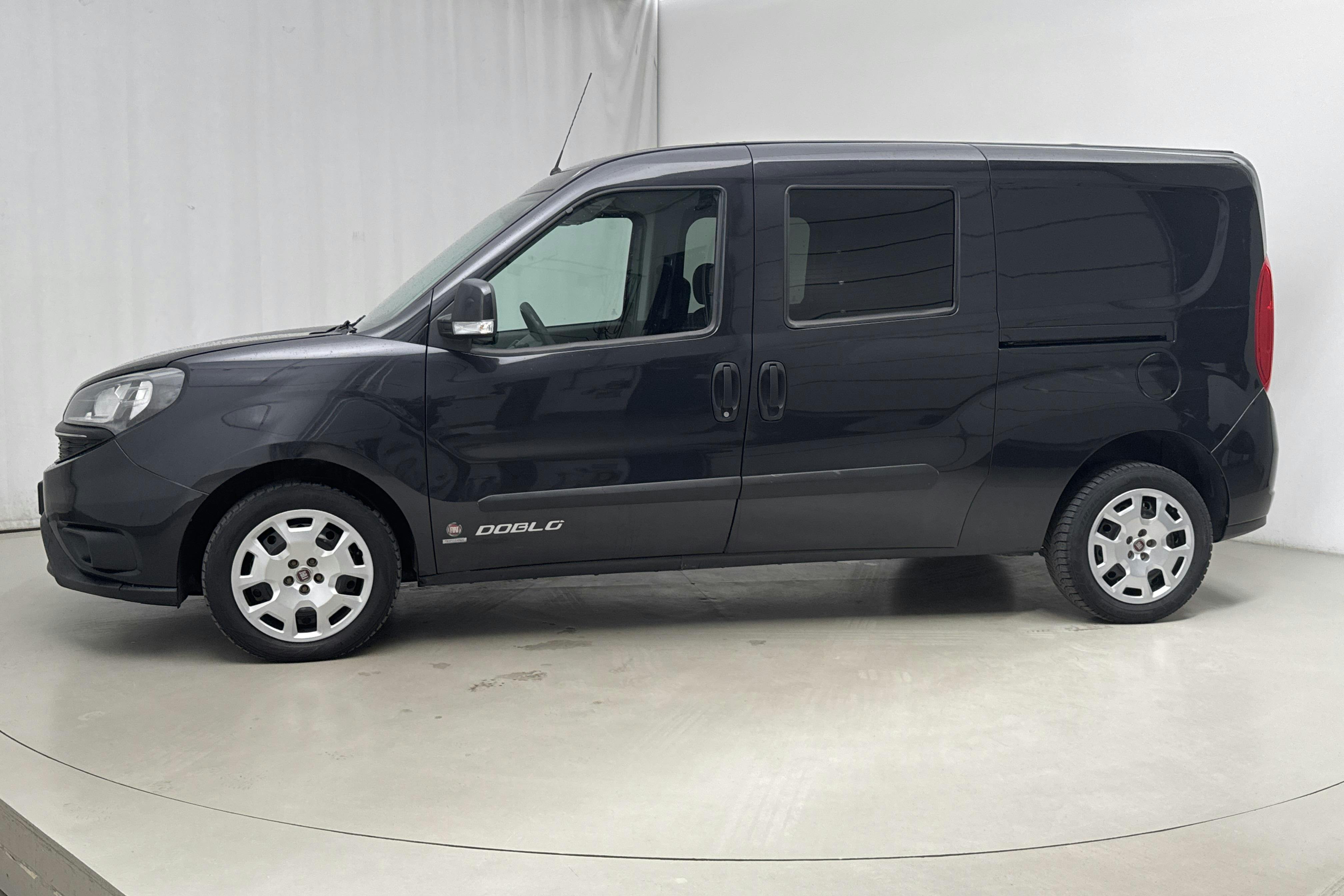 Presentationsfoto 2 av 12: Fiat Doblo Combi 1.3 MJT (95hk) - 18 422 mil - Manuell - svart - 2018