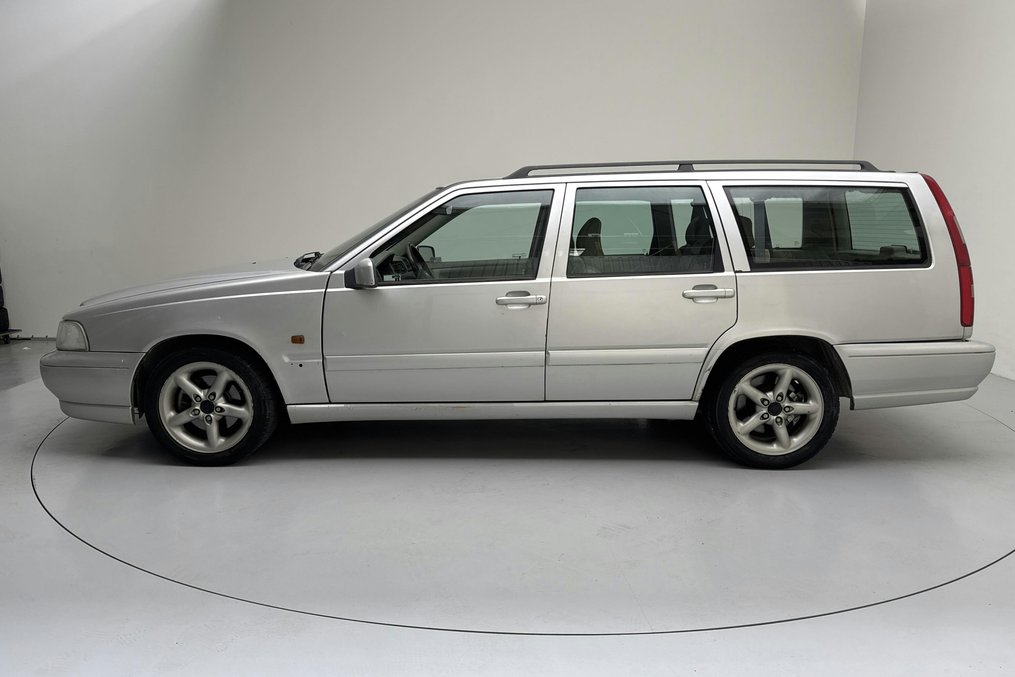 Esitlusfoto 2 aadressil 10: Volvo V70 2.5 (170hk) - 361 710 km - Automaatne - Light Grey - 1997
