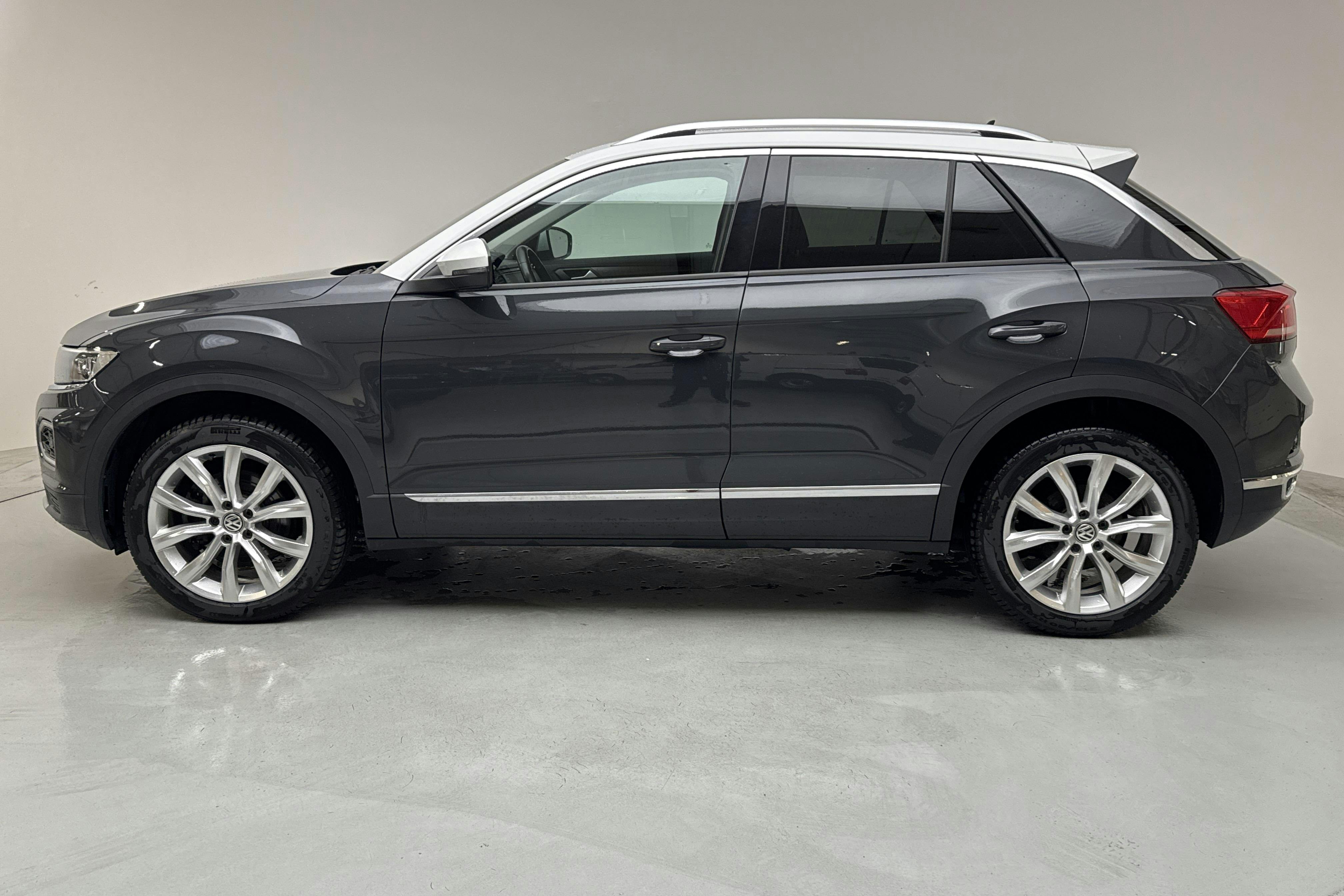 Presentationsfoto 2 av 13: VW T-Roc 2.0 TDI 4MOTION (150hk) - 9 367 mil - Manuell - grå - 2018