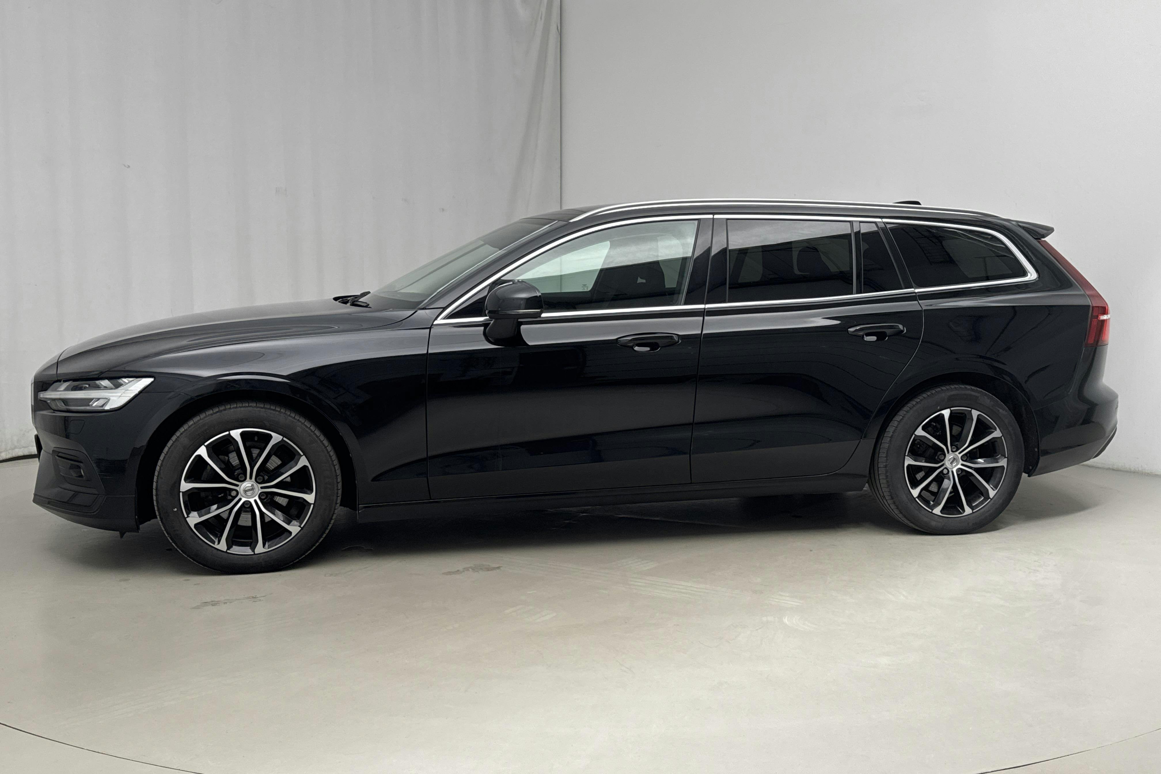 Presentation photo 2 of 17: Volvo V60 B4 Mildhybrid, Diesel (197hk) - 104 220 km - Automatic - black - 2021
