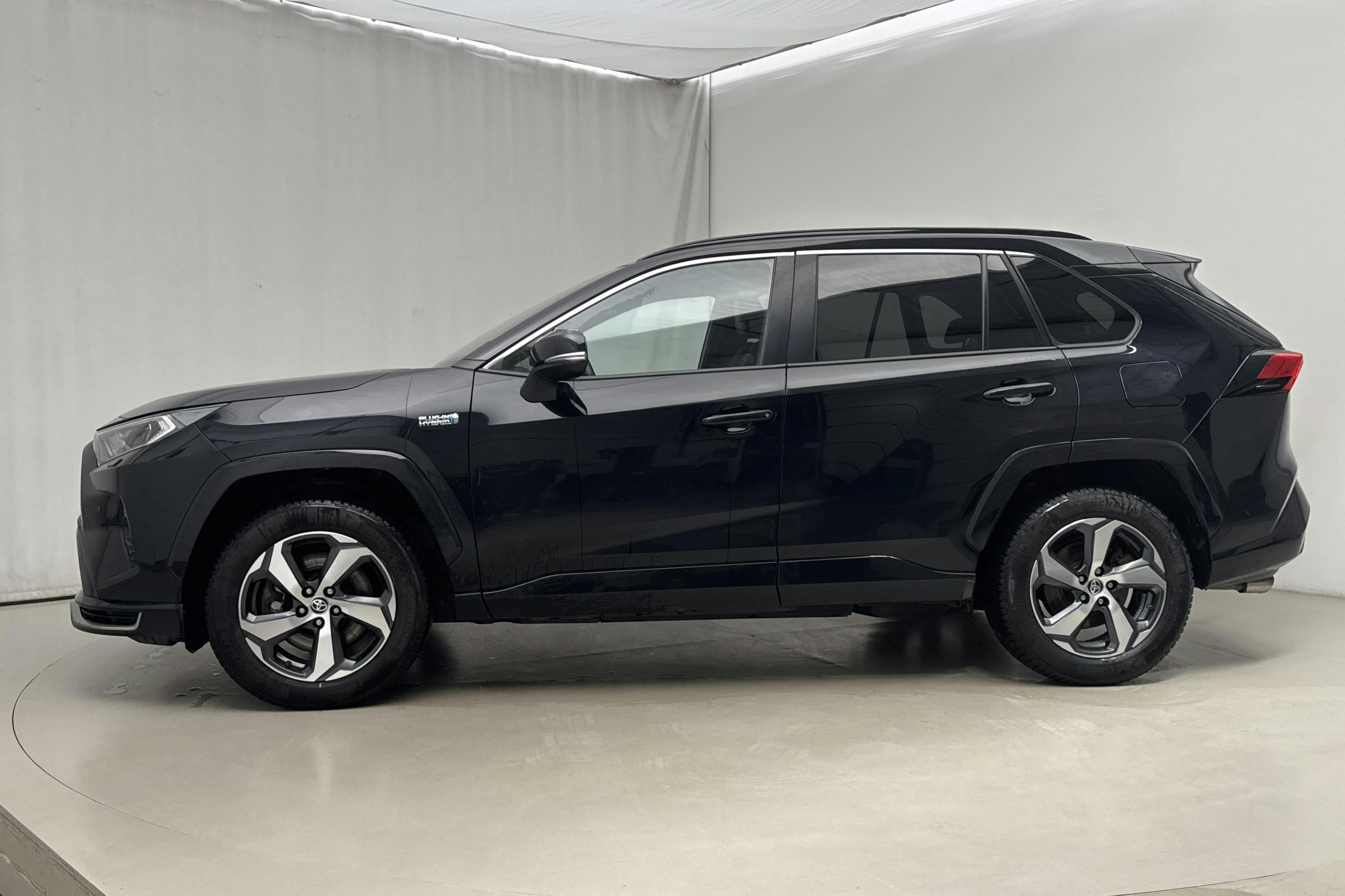 Presentationsfoto 2 av 18: Toyota RAV4 2.5 Plug-in Hybrid AWD (306hk) - 20 178 mil - Automat - svart - 2021