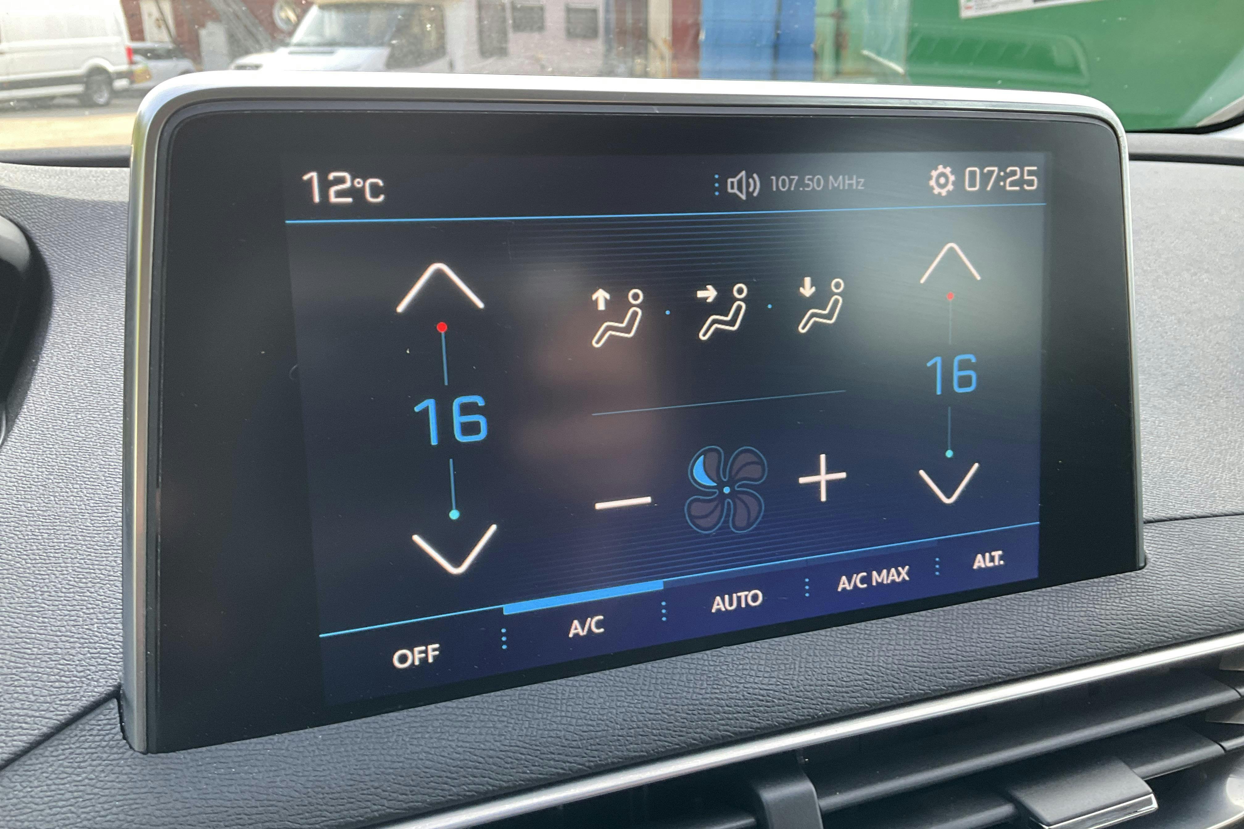 Presentation photo 11 of 11: Peugeot 3008 1.6 BlueHDi (120hk) - 172 490 km - Automatic - 2017