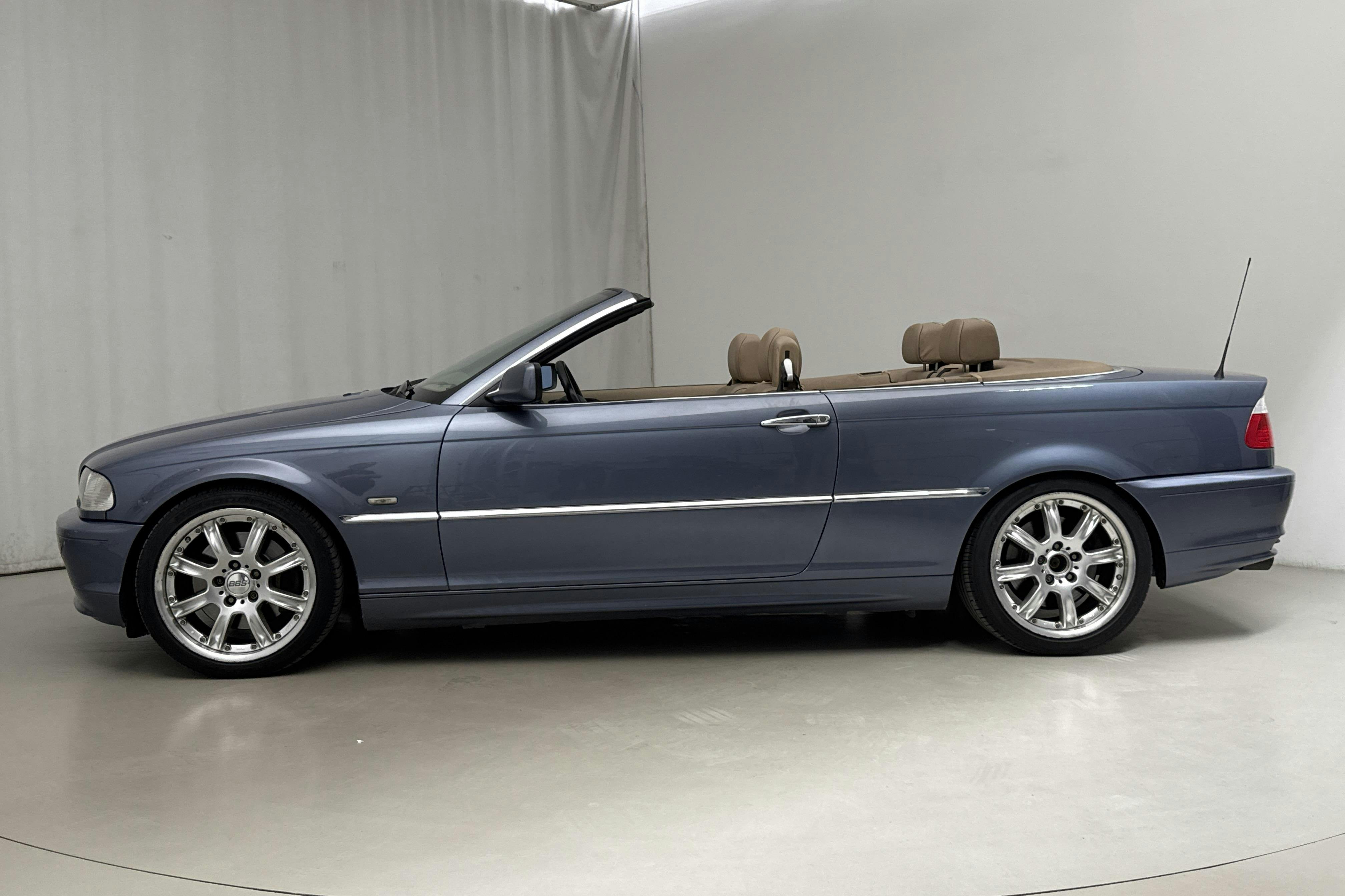 Presentationsfoto 2 av 23: BMW 330Ci Cabriolet, E46 (231hk) - 16 293 mil - Manuell - blå - 2001