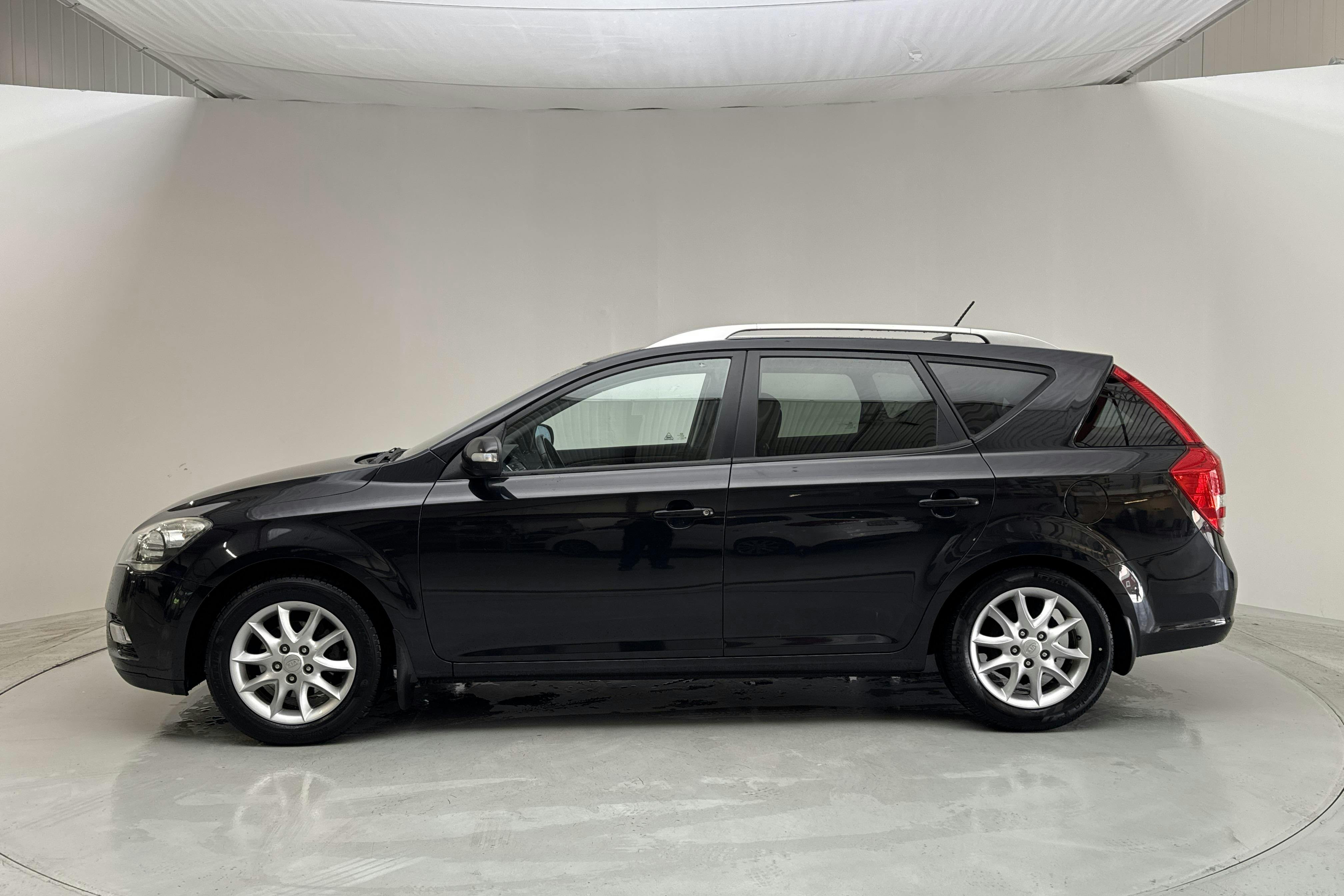Presentationsfoto 2 av 13: KIA Cee'd 1.6 CRDi SW (128hk) - 19 872 mil - Manuell - svart - 2011