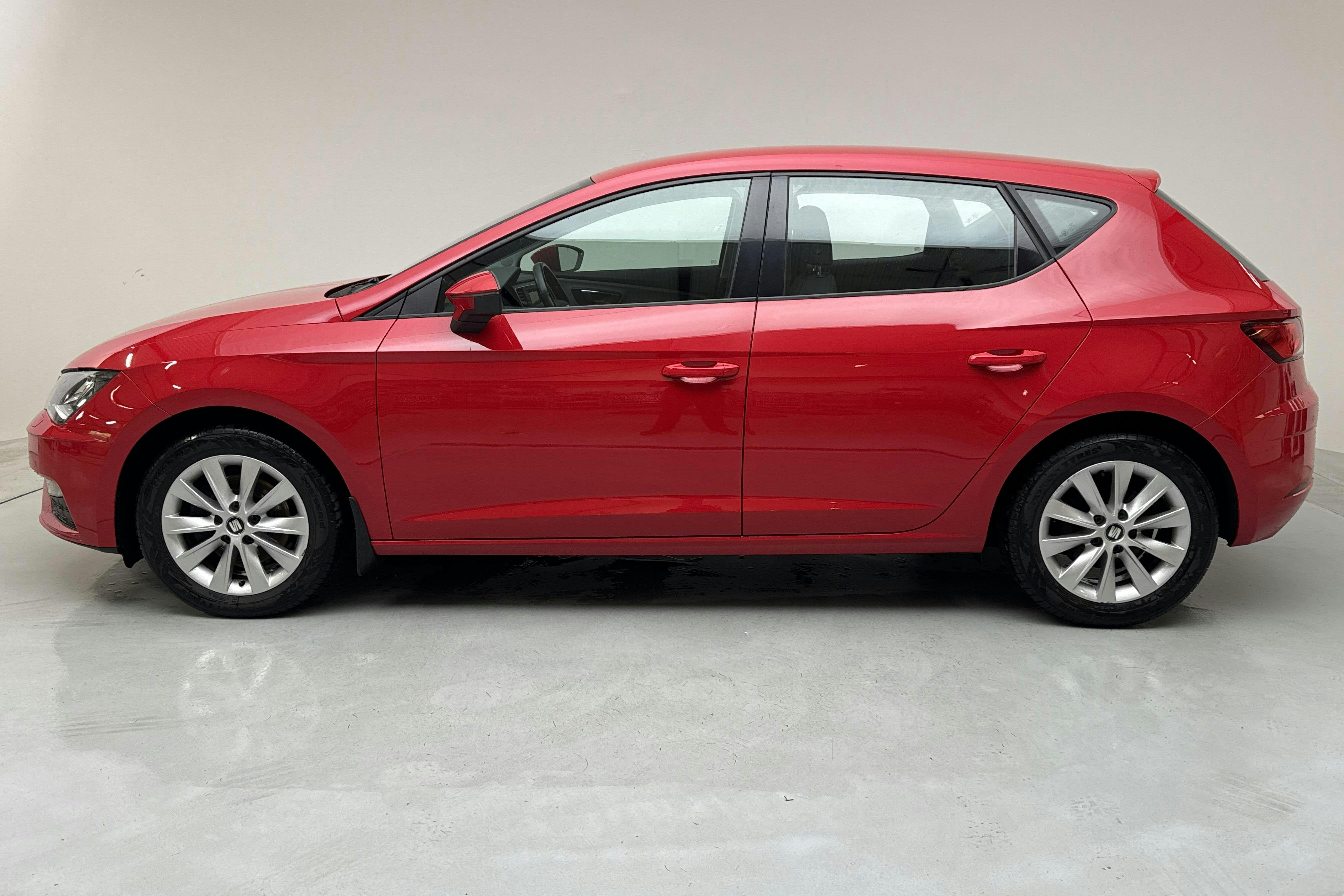 Presentation photo 2 of 13: Seat Leon 1.5 TGI ST (130hk) - 114 530 km - Automatic - red - 2020