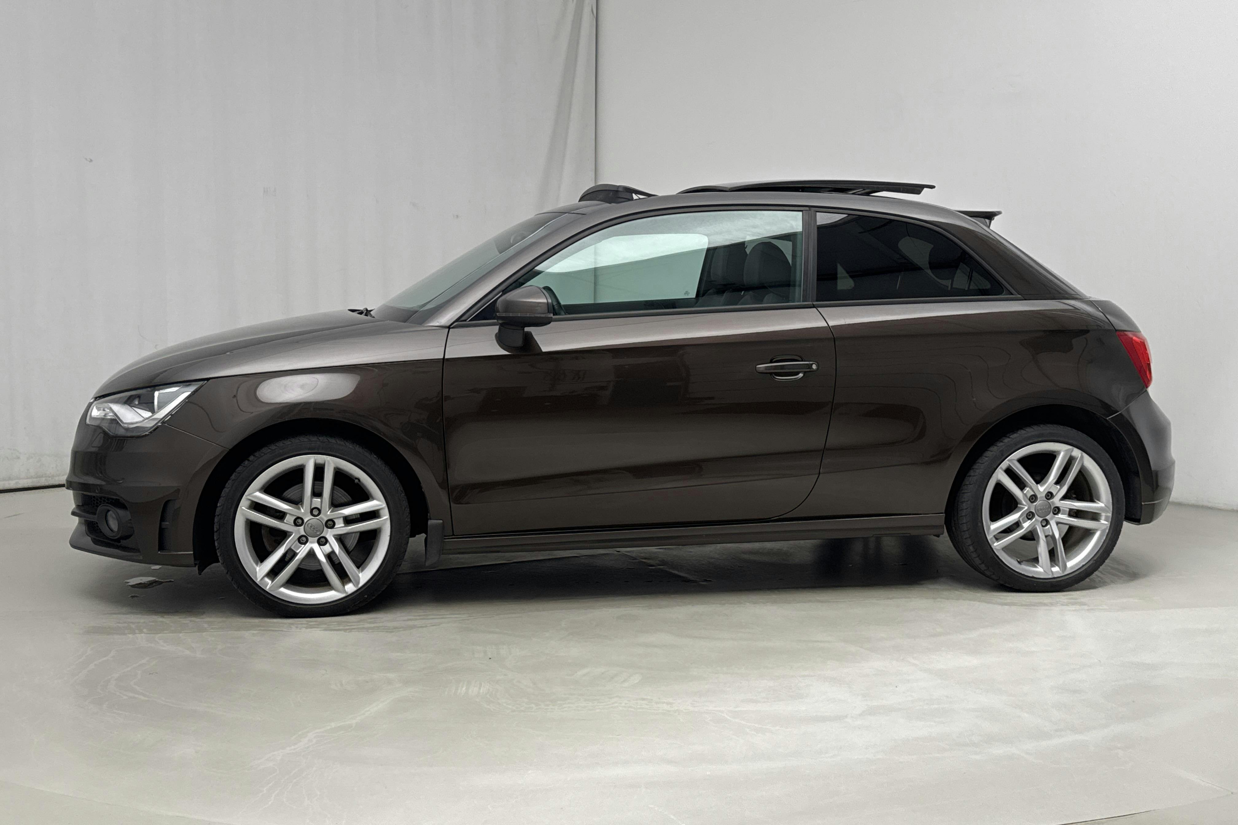 Presentationsfoto 2 av 16: Audi A1 1.4 TFSI (185hk) - 8 623 mil - Automat - brun - 2011