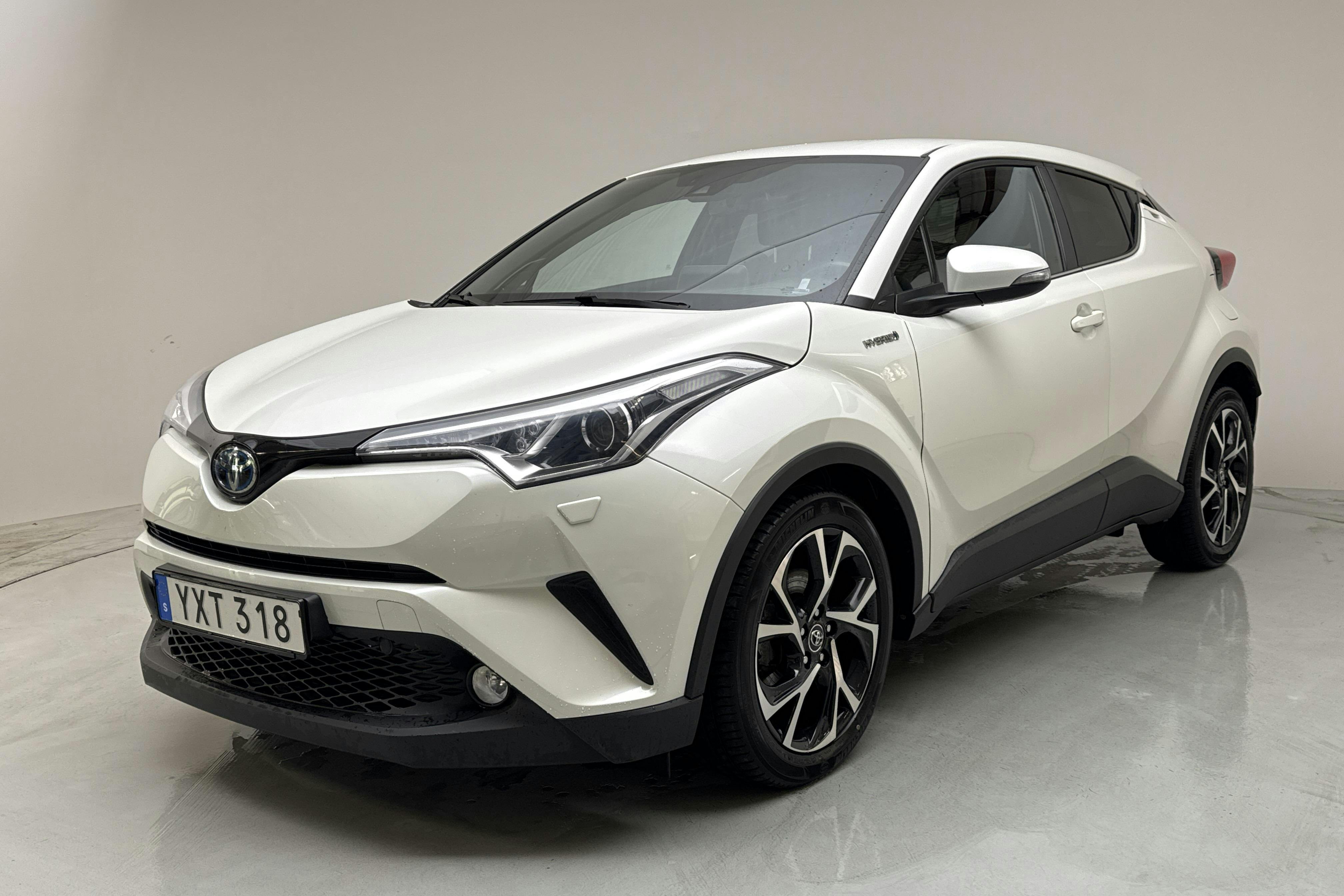 Toyota C-HR 1.8 HSD (122hk) - 10 011 mil - Automat - vit - 2018