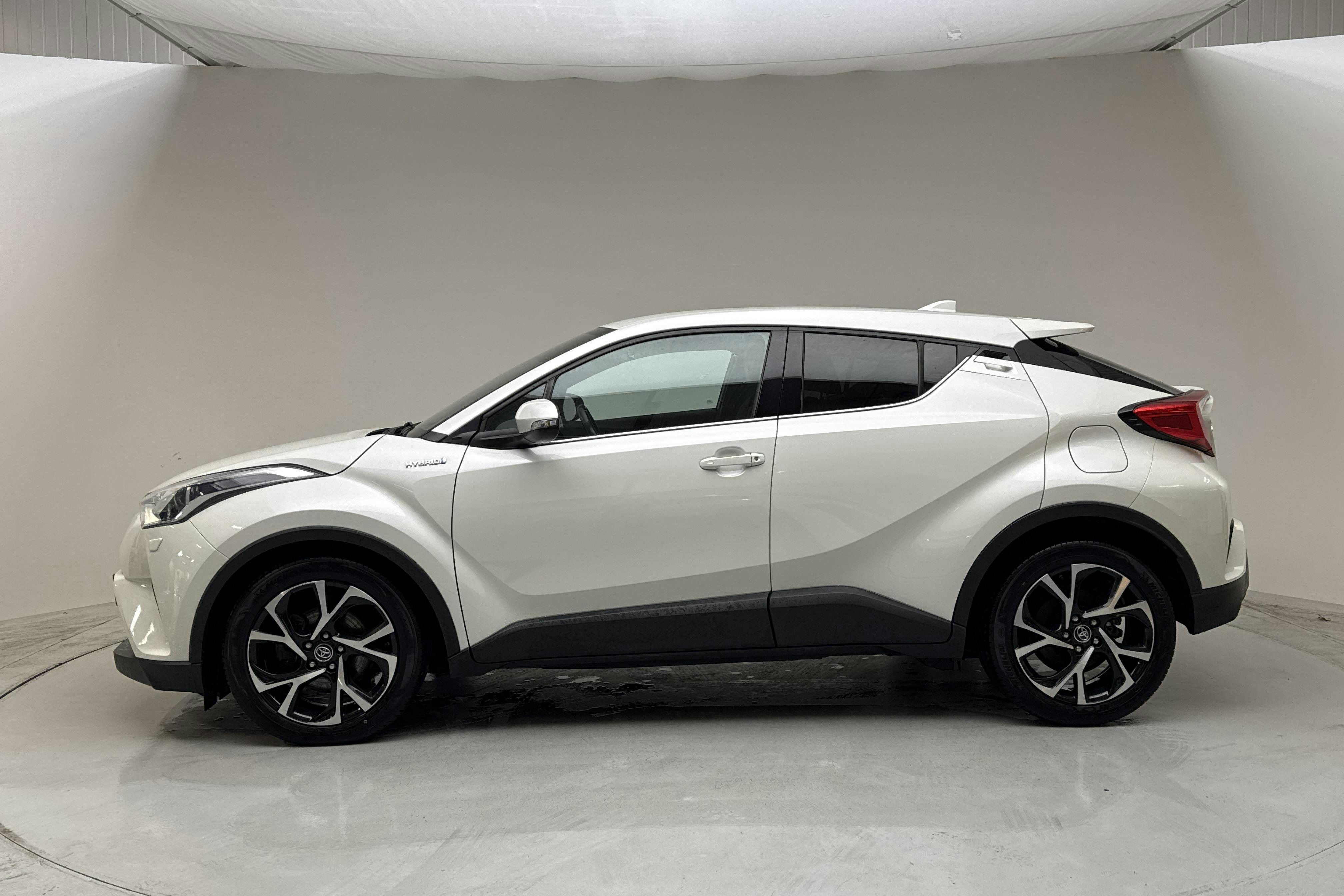 Presentationsfoto 2 av 13: Toyota C-HR 1.8 HSD (122hk) - 10 011 mil - Automat - vit - 2018