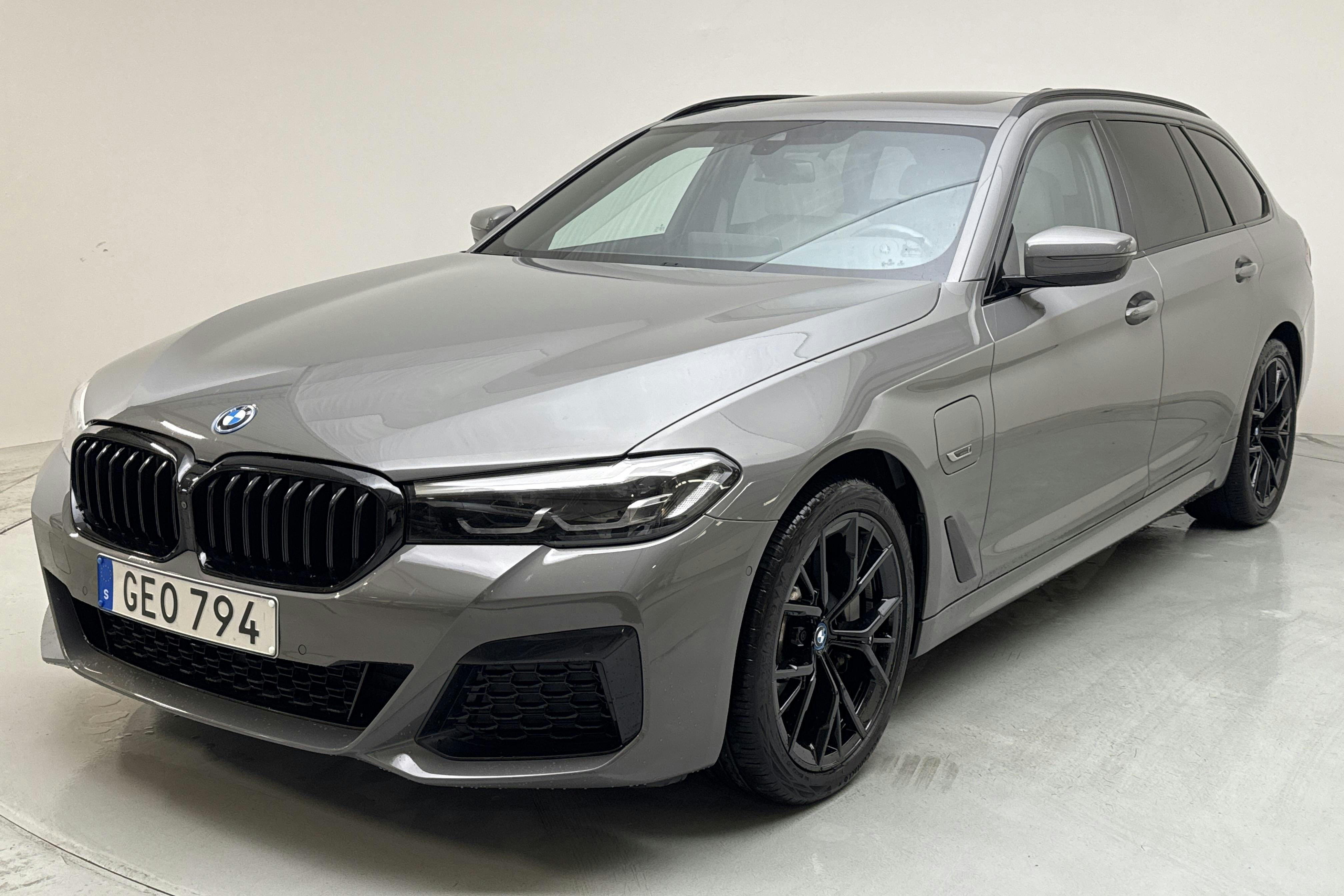 BMW 530e Touring, G31 12kWh LCI (292hk) - 5 696 mil - Automat - grå - 2022