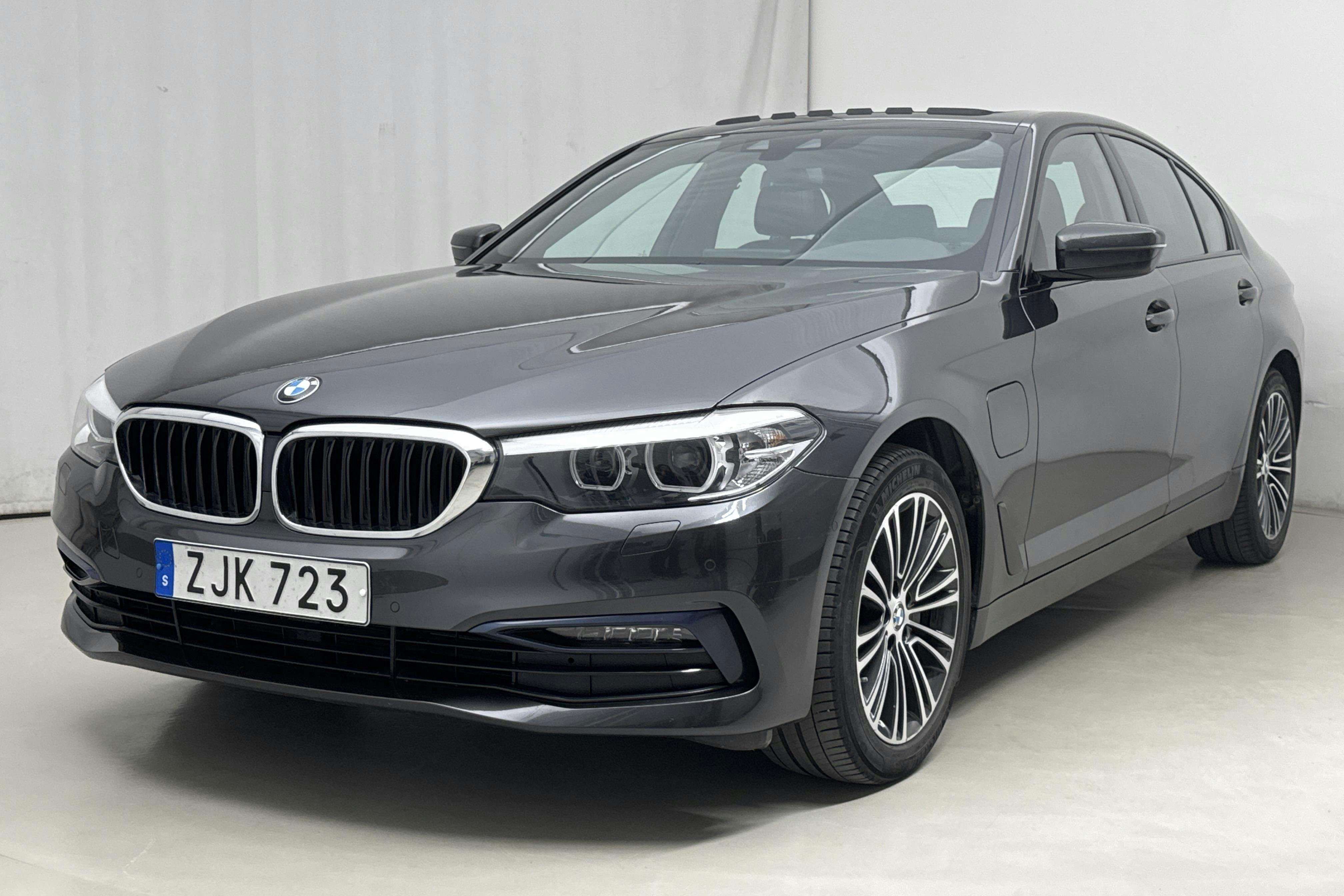 BMW 530e xDrive iPerformance Sedan, G30 12kWh (252hk) - 7 459 mil - Automat - grå - 2020