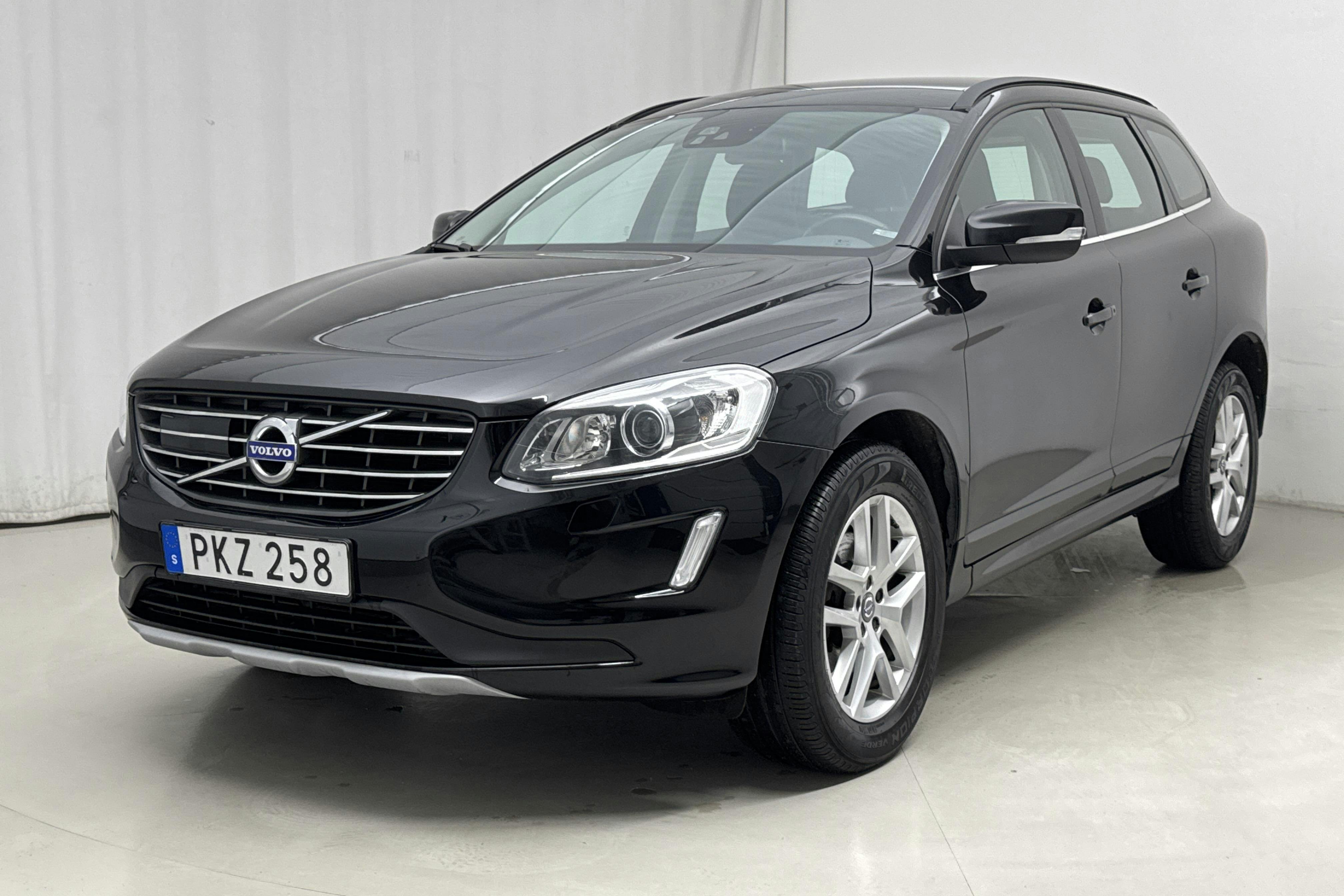 Volvo XC60 D4 2WD (190hk) - 15 946 mil - Manuell - svart - 2017