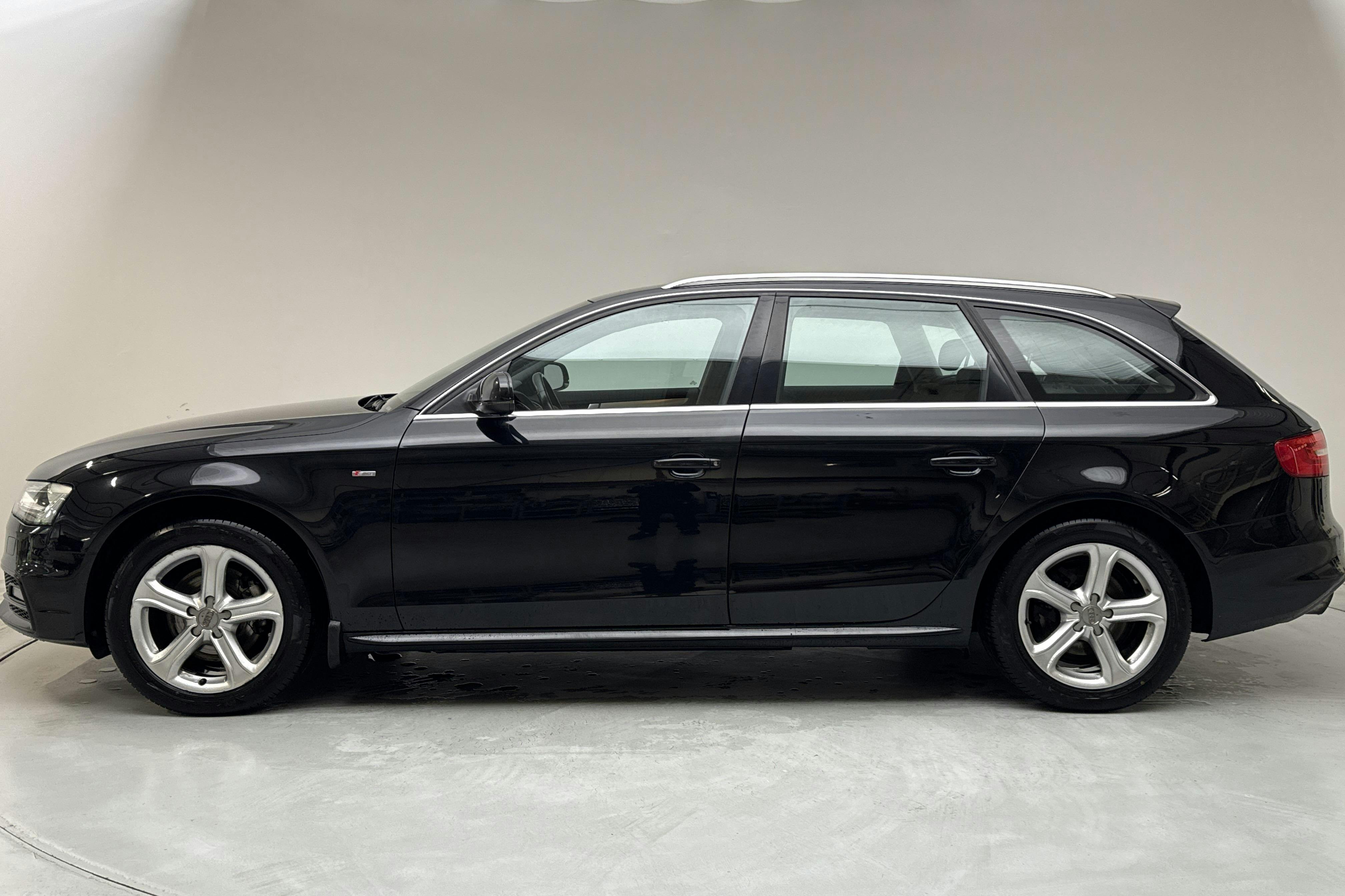 Audi A4 2.0 TFSI E85 Avant quattro (180hk) - 12 358 mil - Manuell - svart - 2015