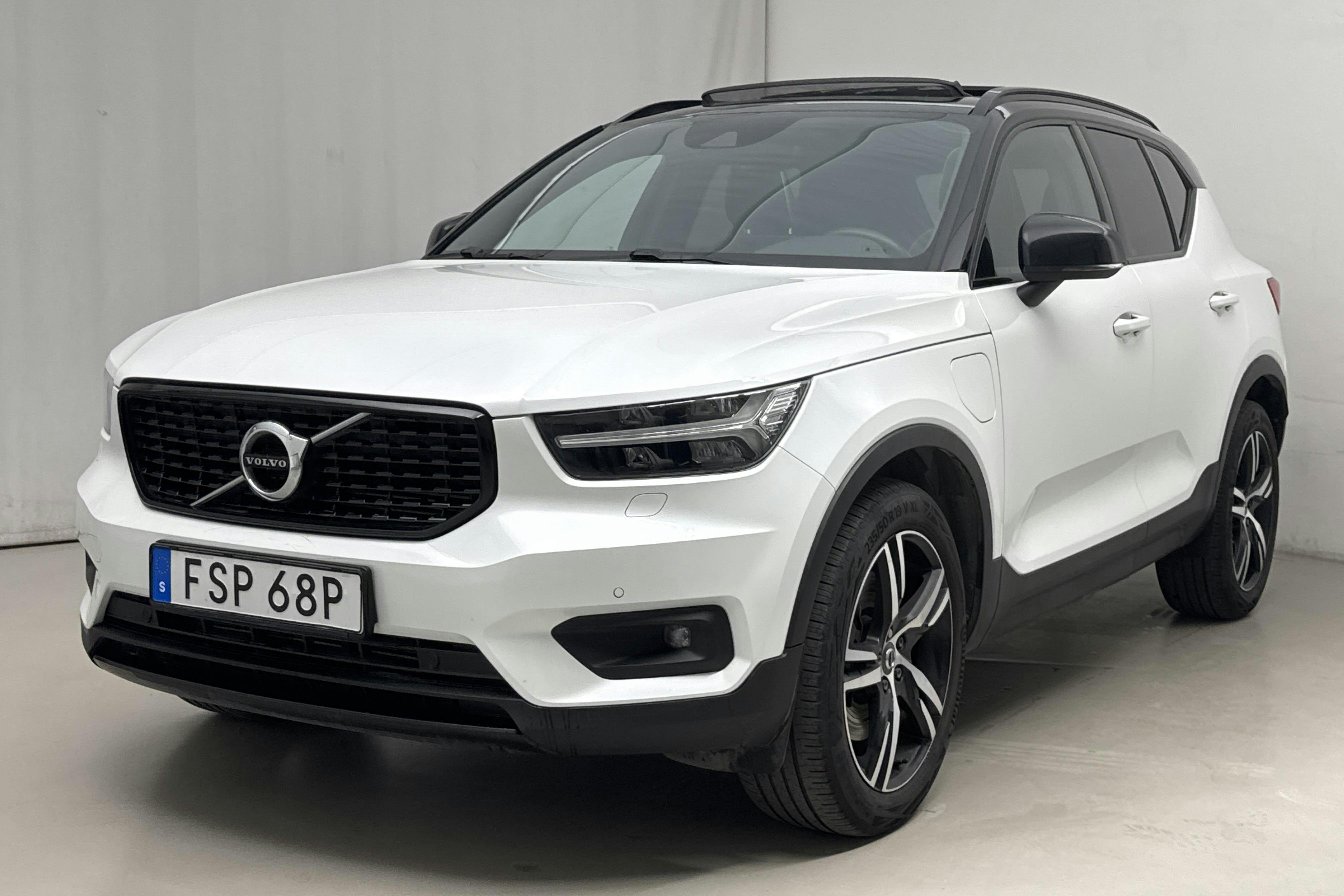 Presentationsfoto 1 av 20: Volvo XC40 T5 2WD Twin Engine (262hk) - 7 137 mil - Automat - vit - 2021