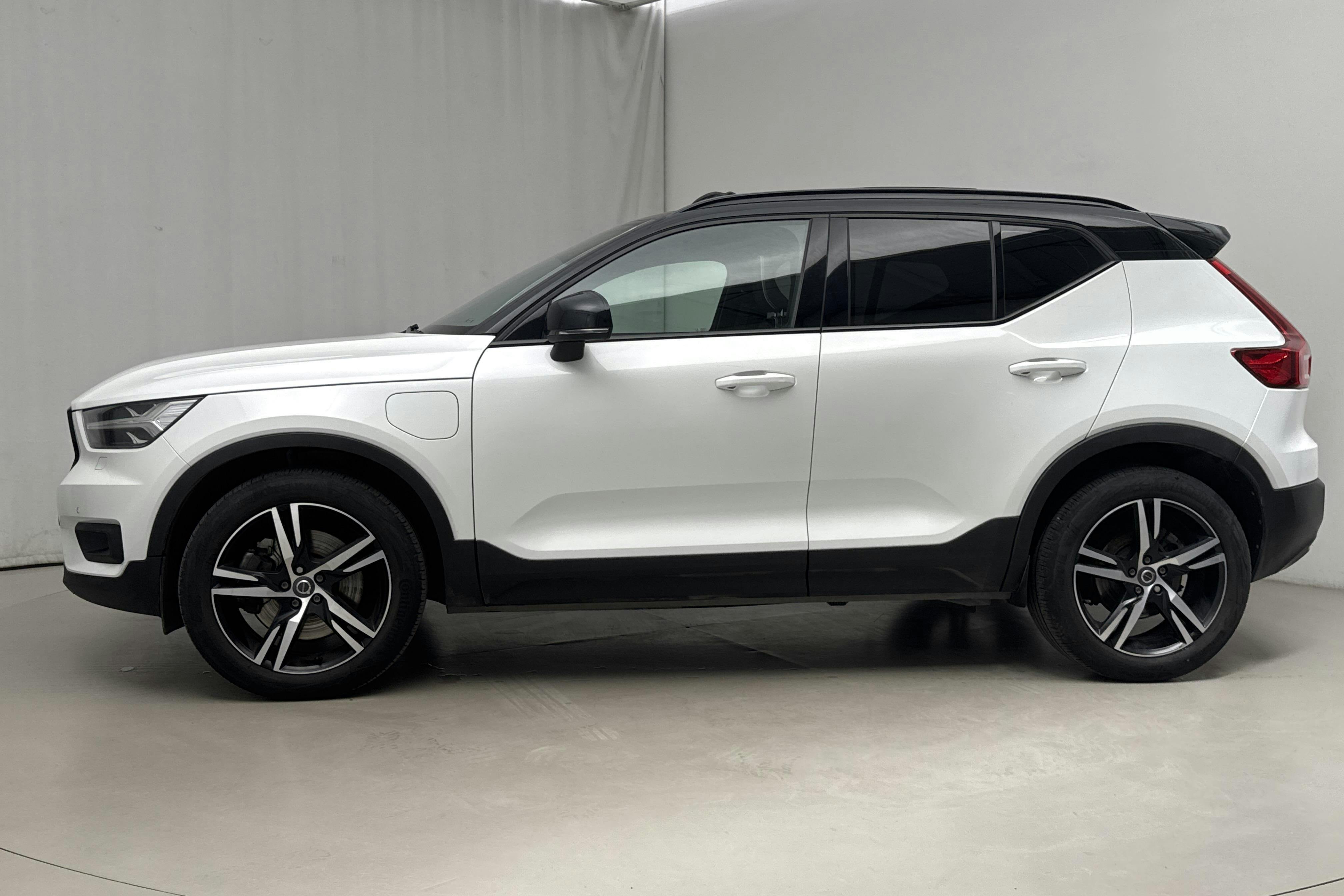 Presentationsfoto 2 av 20: Volvo XC40 T5 2WD Twin Engine (262hk) - 7 137 mil - Automat - vit - 2021