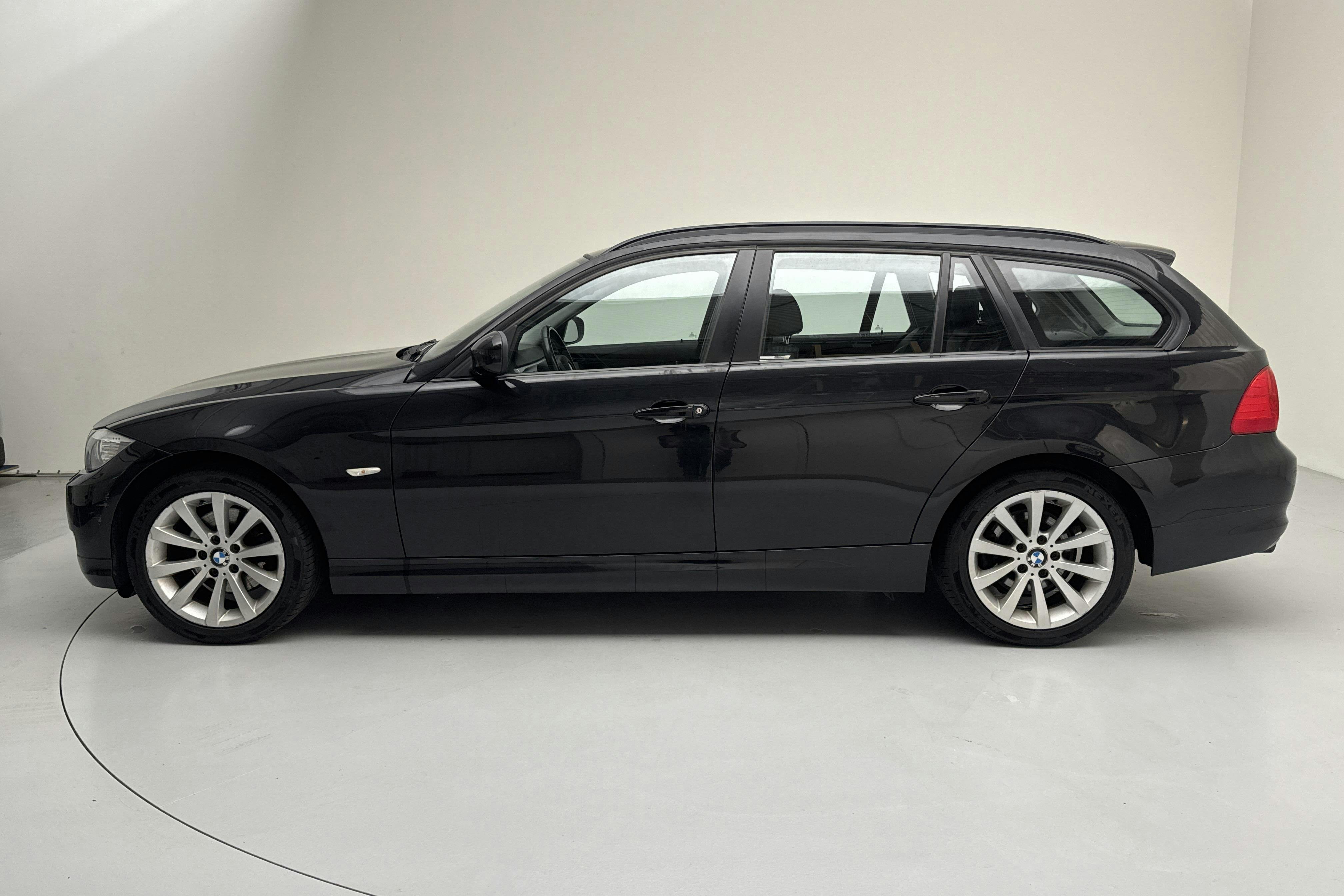 Presentationsfoto 2 av 12: BMW 320i Touring, E91 (170hk) - 16 504 mil - Manuell - svart - 2011