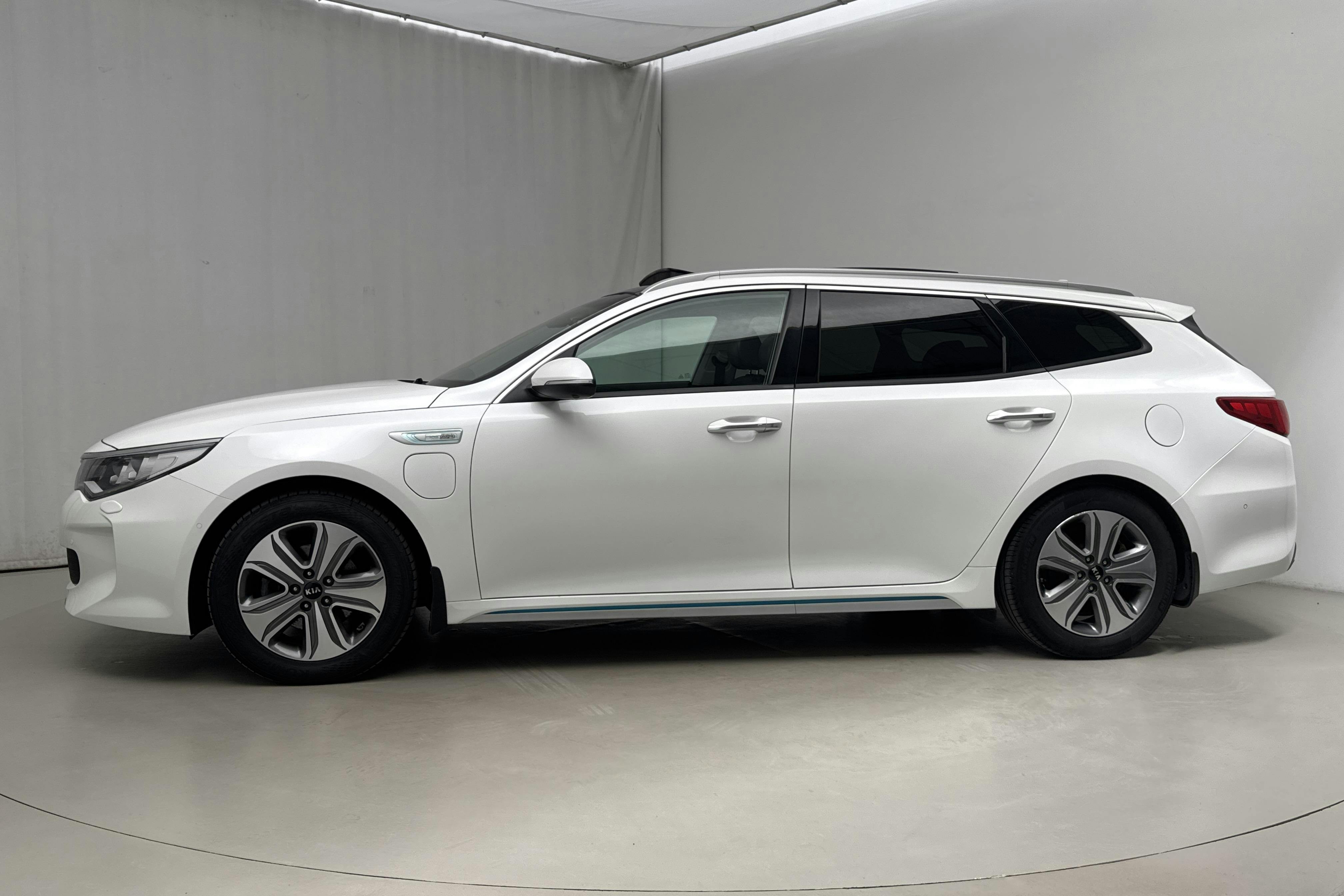 Presentation photo 2 of 25: KIA Optima 2.0 GDi Plug-in Hybrid SW (205hk) - 121 620 km - Automatic - white - 2018