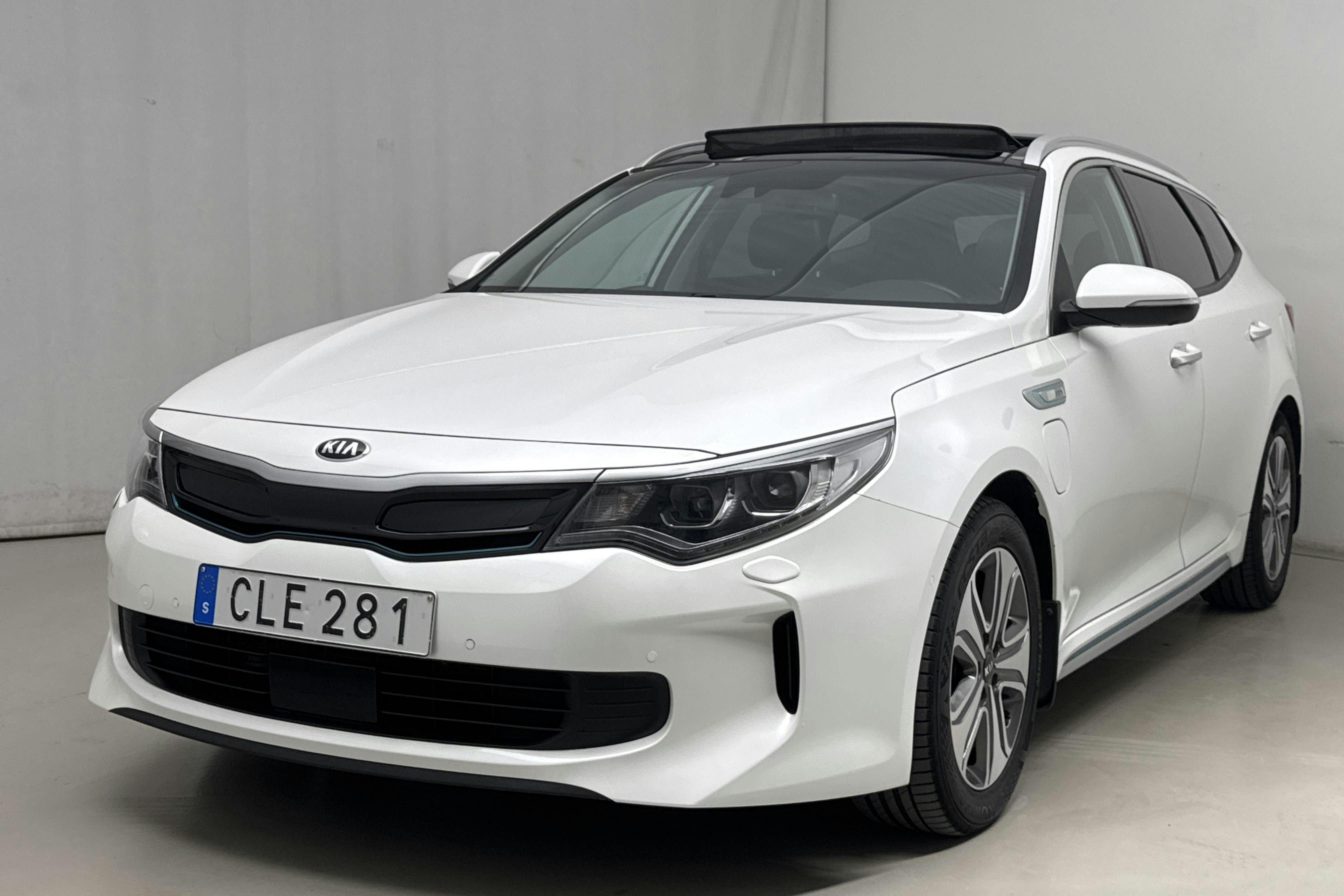 Presentation photo 1 of 25: KIA Optima 2.0 GDi Plug-in Hybrid SW (205hk) - 121 620 km - Automatic - white - 2018